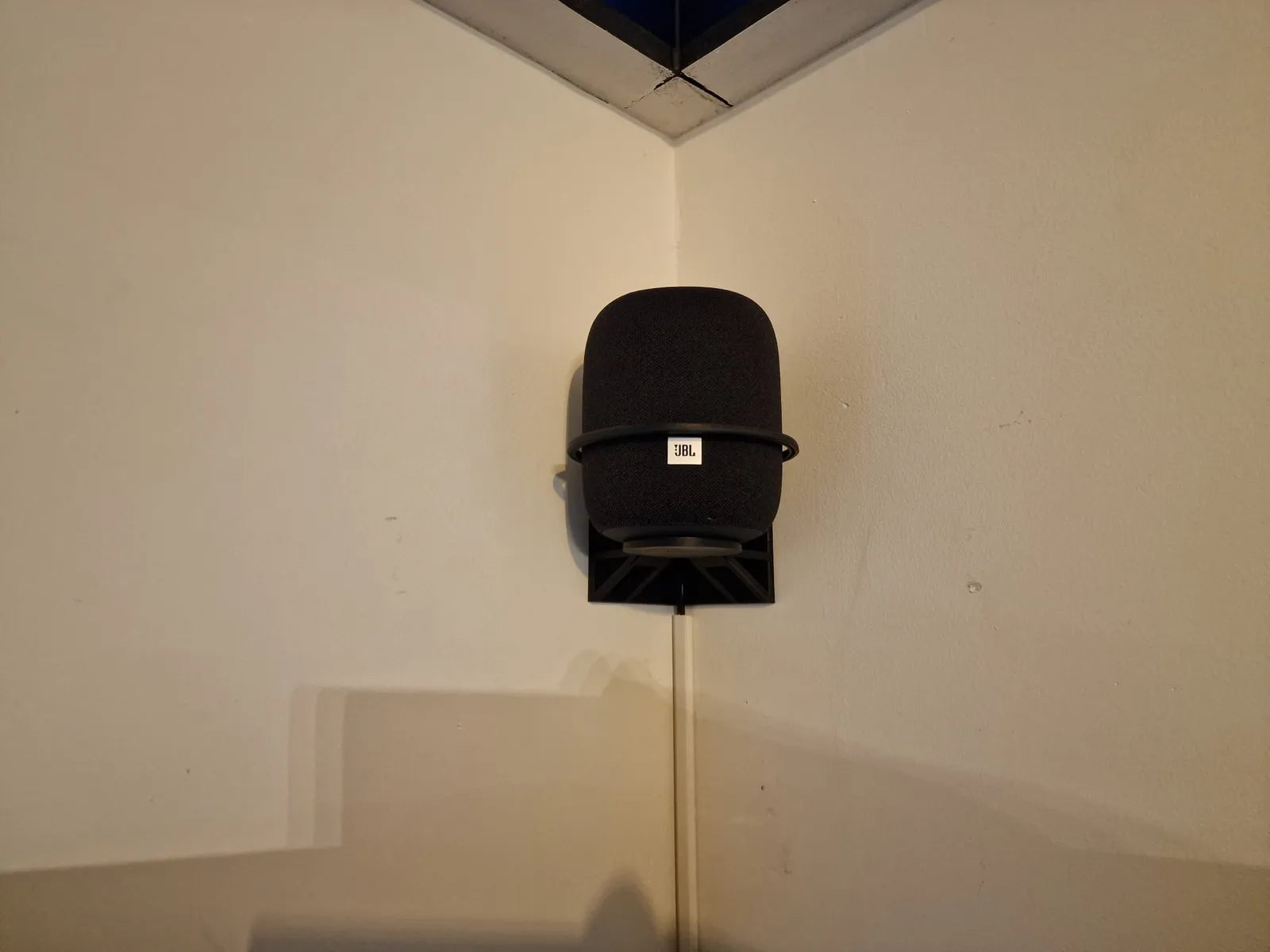 Corner bracket for JBL link music