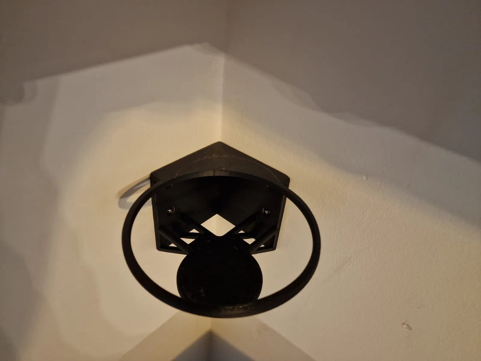 Corner bracket for JBL link music