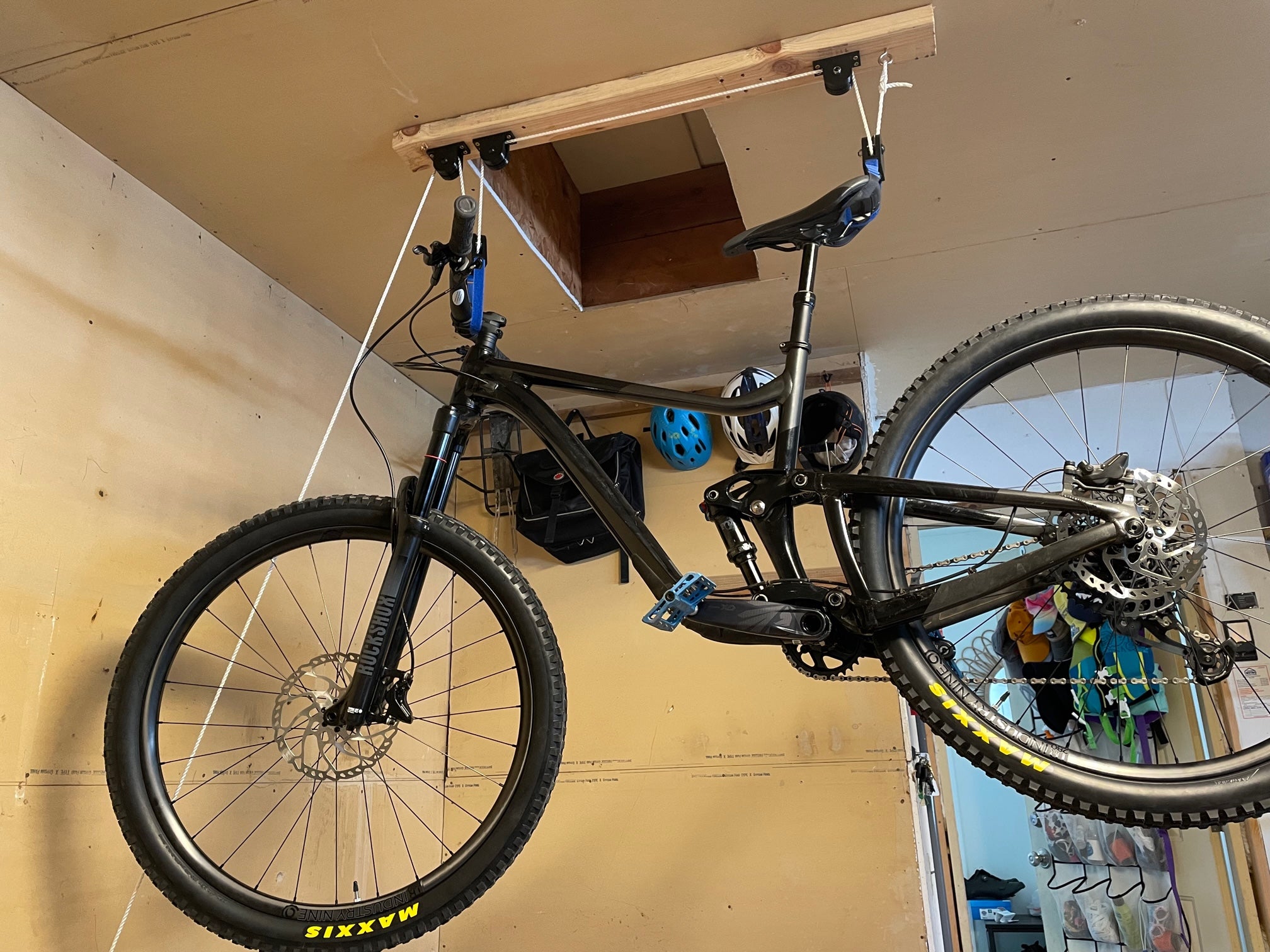 Smart bike storage with pulley system - Space-saving solution