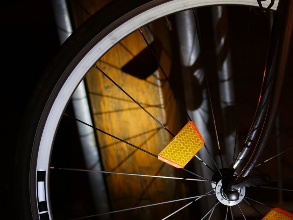 Ultra-thin reflector wheel for racing bikes