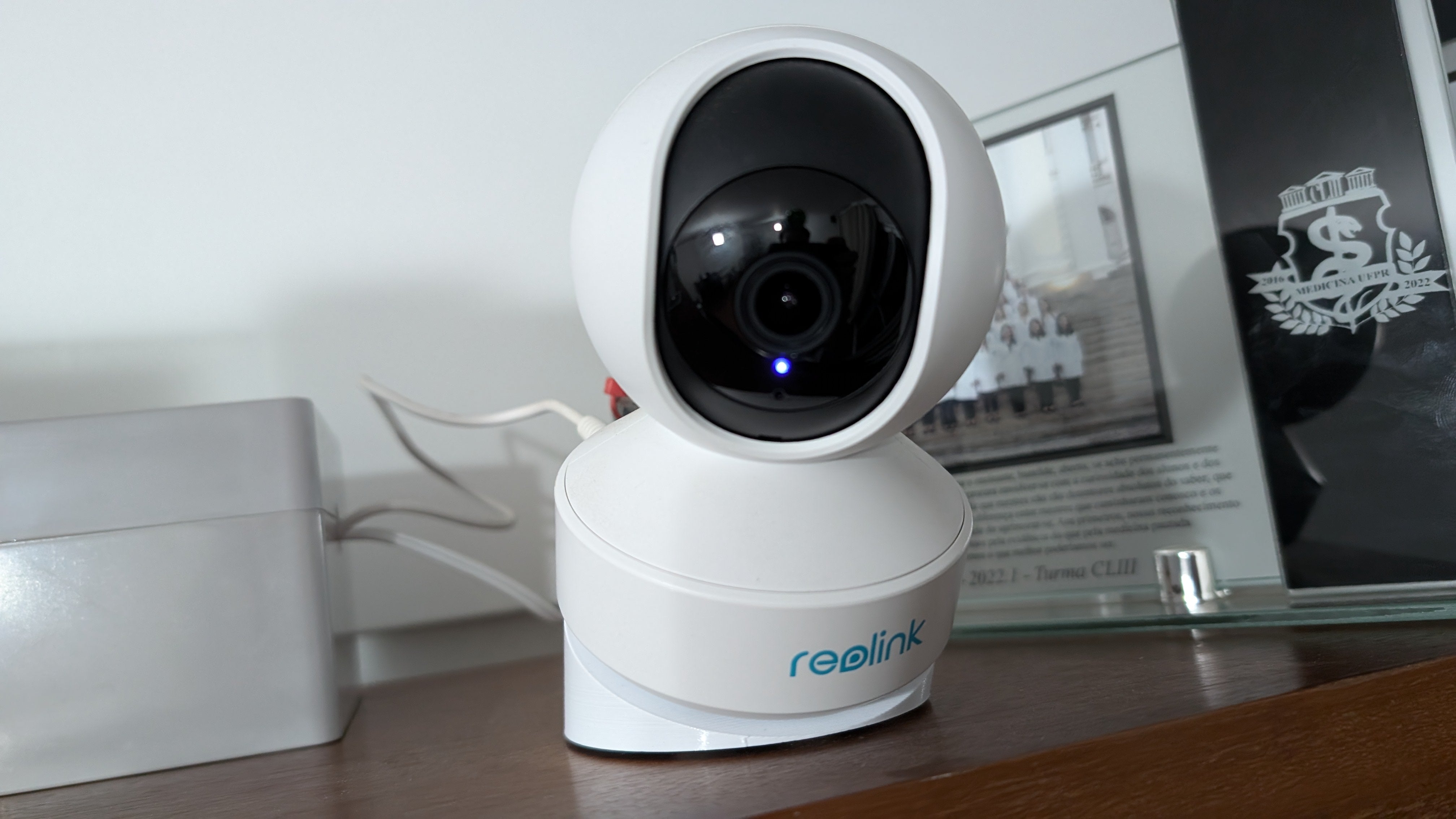 Reolink E1 Mount - Flexible Wall and Table Mounting