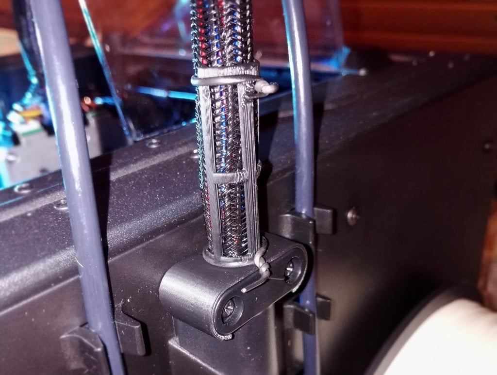 Support for the umbilical wire for FlashForge Creator Pro