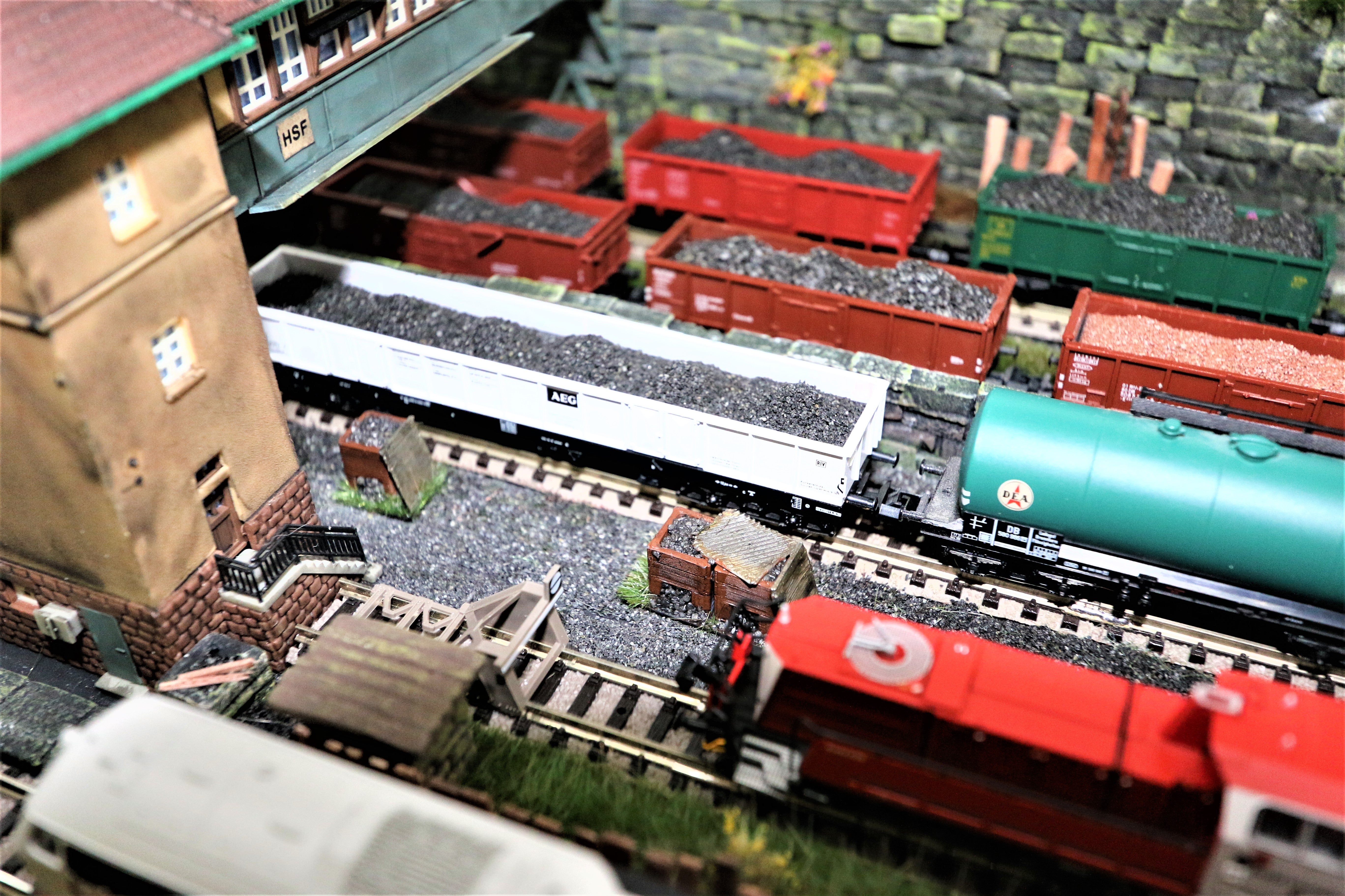 N-scale Sand and Gravel Bins for Model Railway