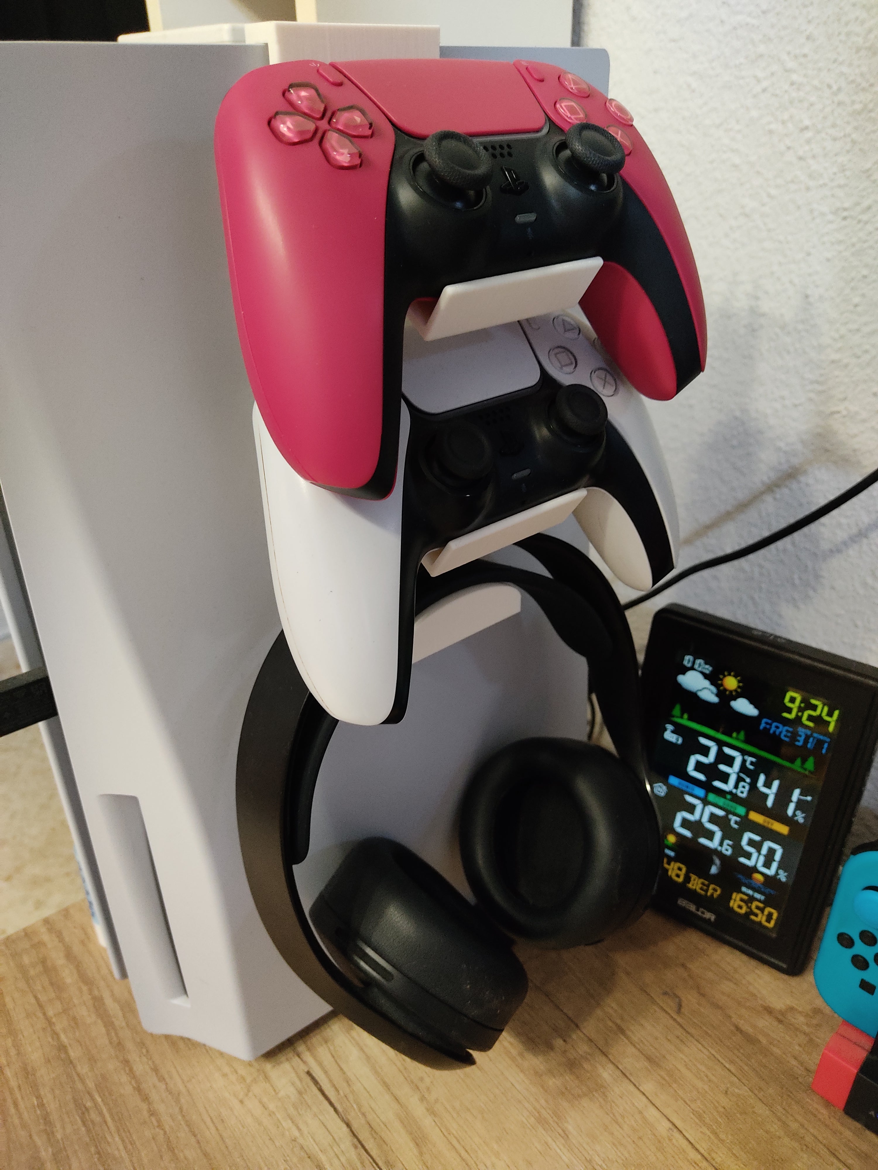 PlayStation 5 DualSense x2 and Headset PS5 Clip