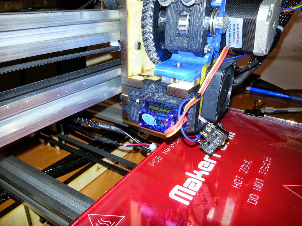 Makerfarm Prusa i3v Auto-bed leveling Servo Mount