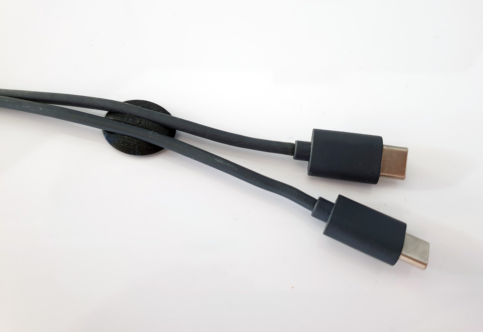 Desktop cable holder for Apple Macbook Pro and other cables
