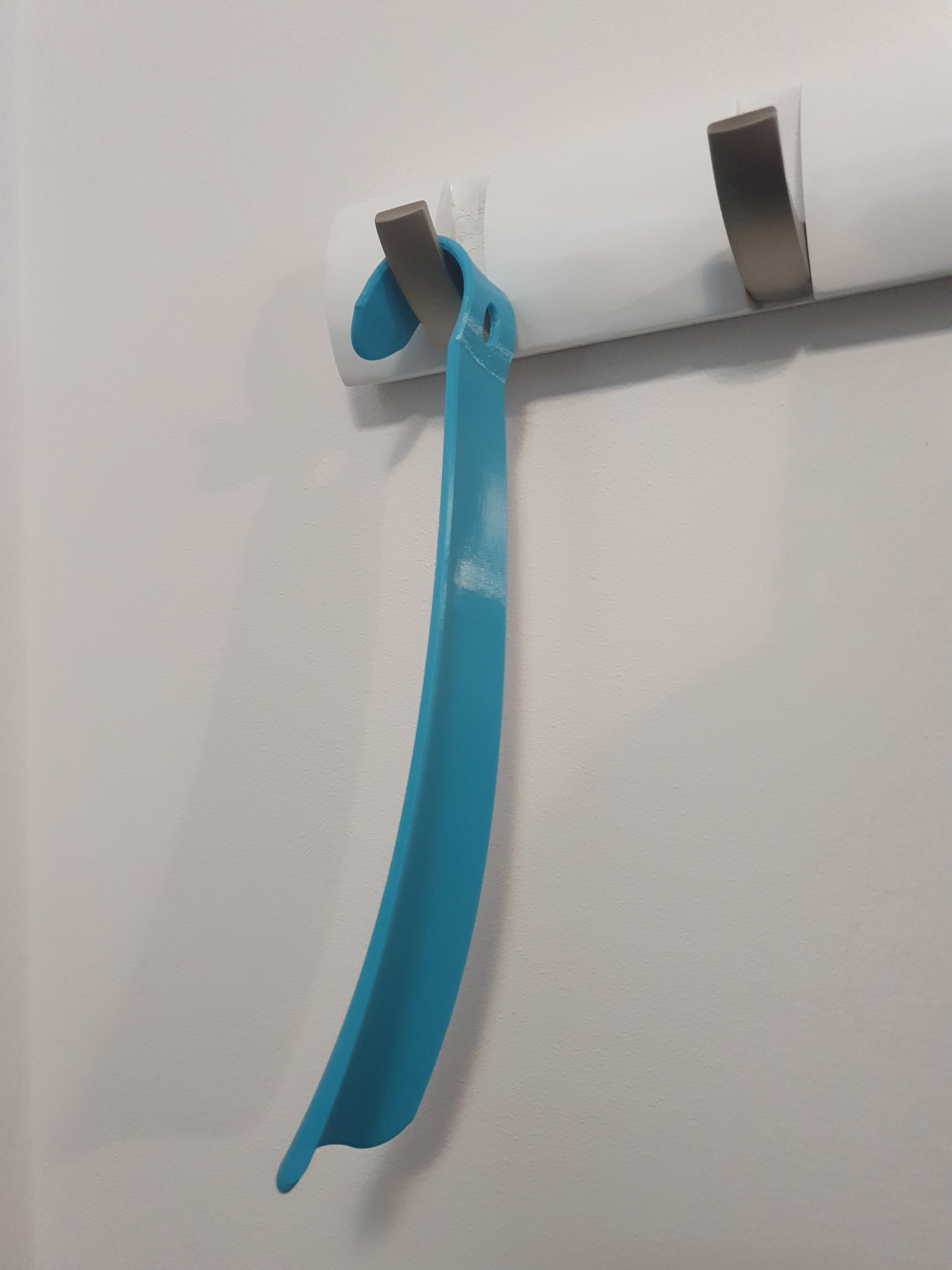 Large unsupported shoe horn with angled end for hanging