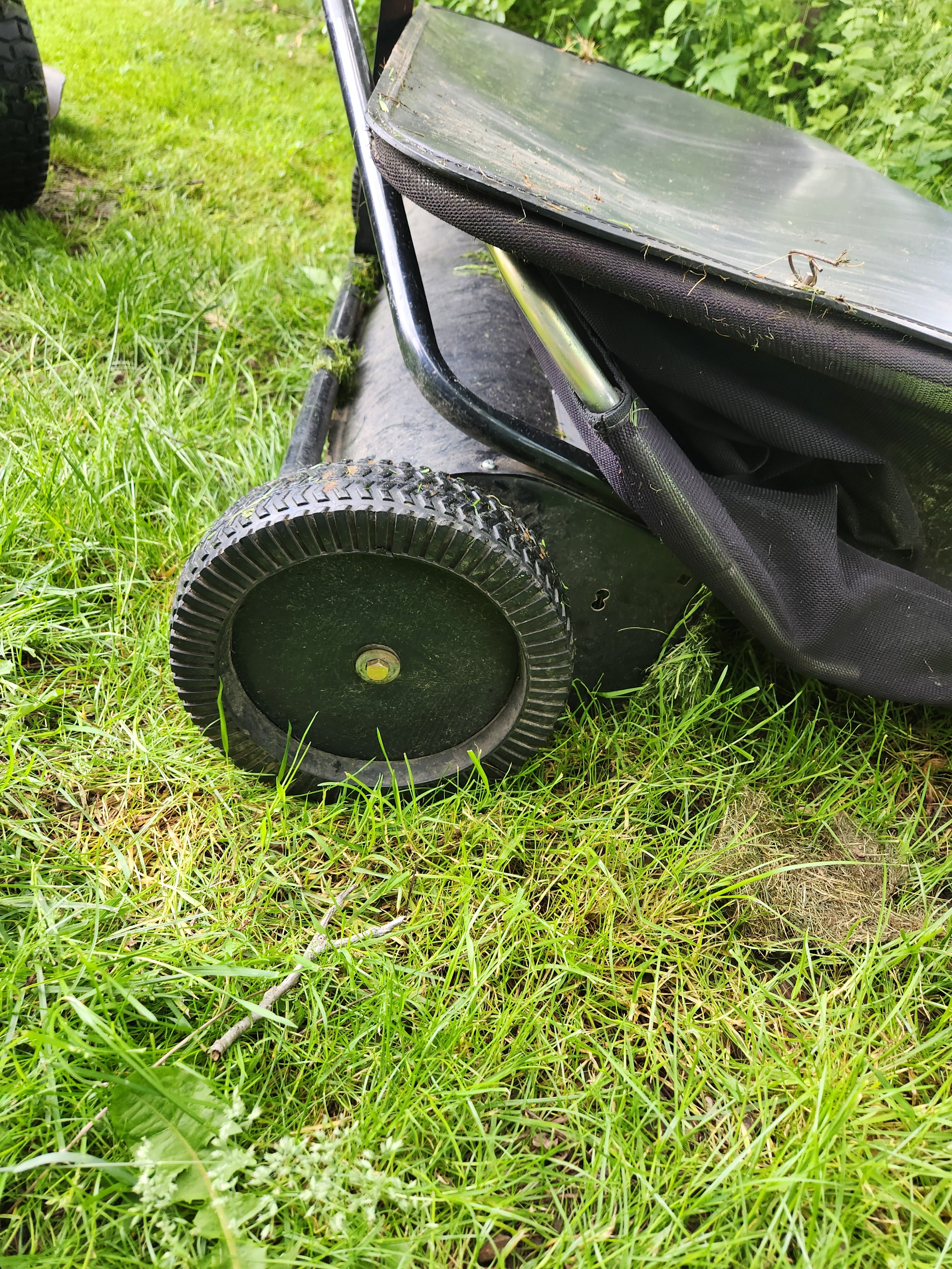 Replacement wheel for Yard Commander Lawn Vacuum