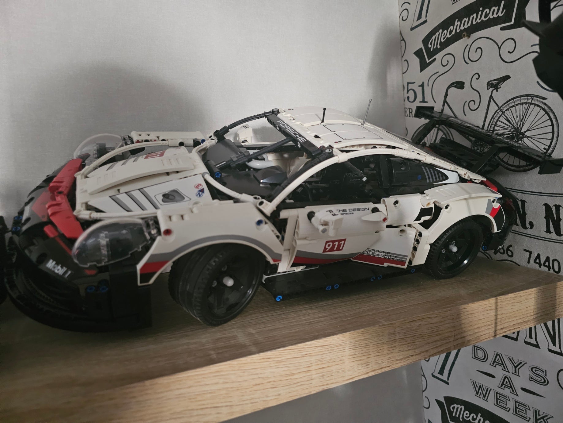 3D-printable Display Stand for LEGO Technic Porsche 911 RSR (42096)
