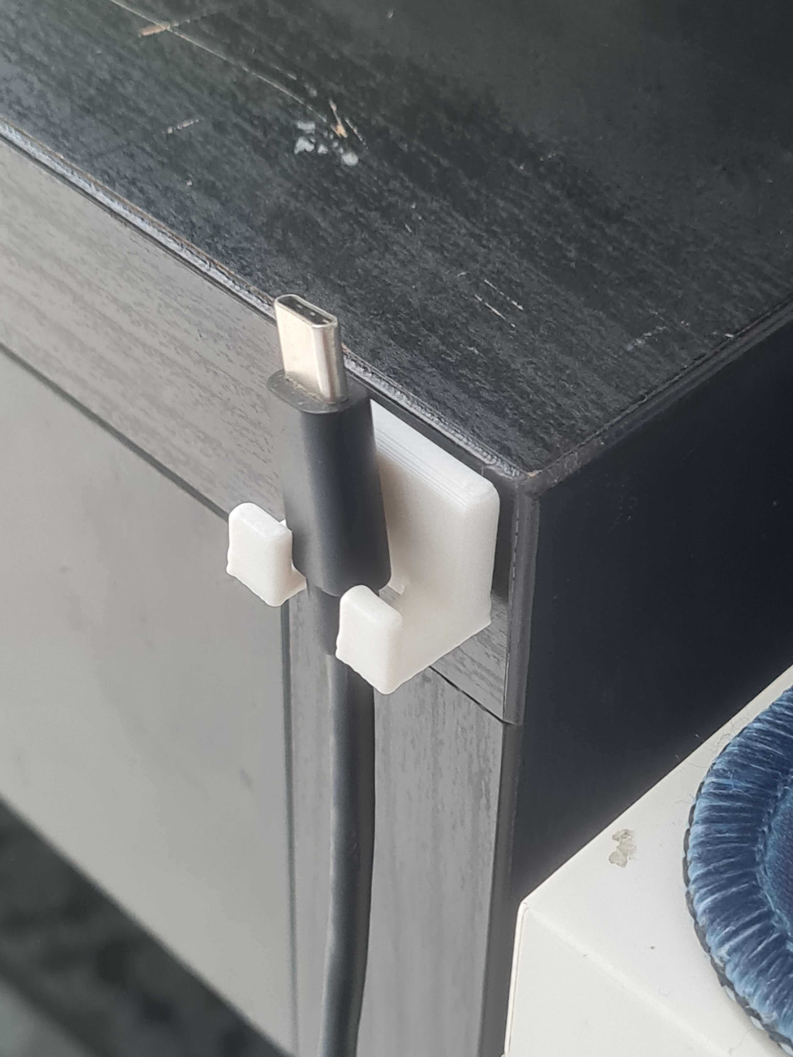 USB cable holder V2 - Improved rotation function