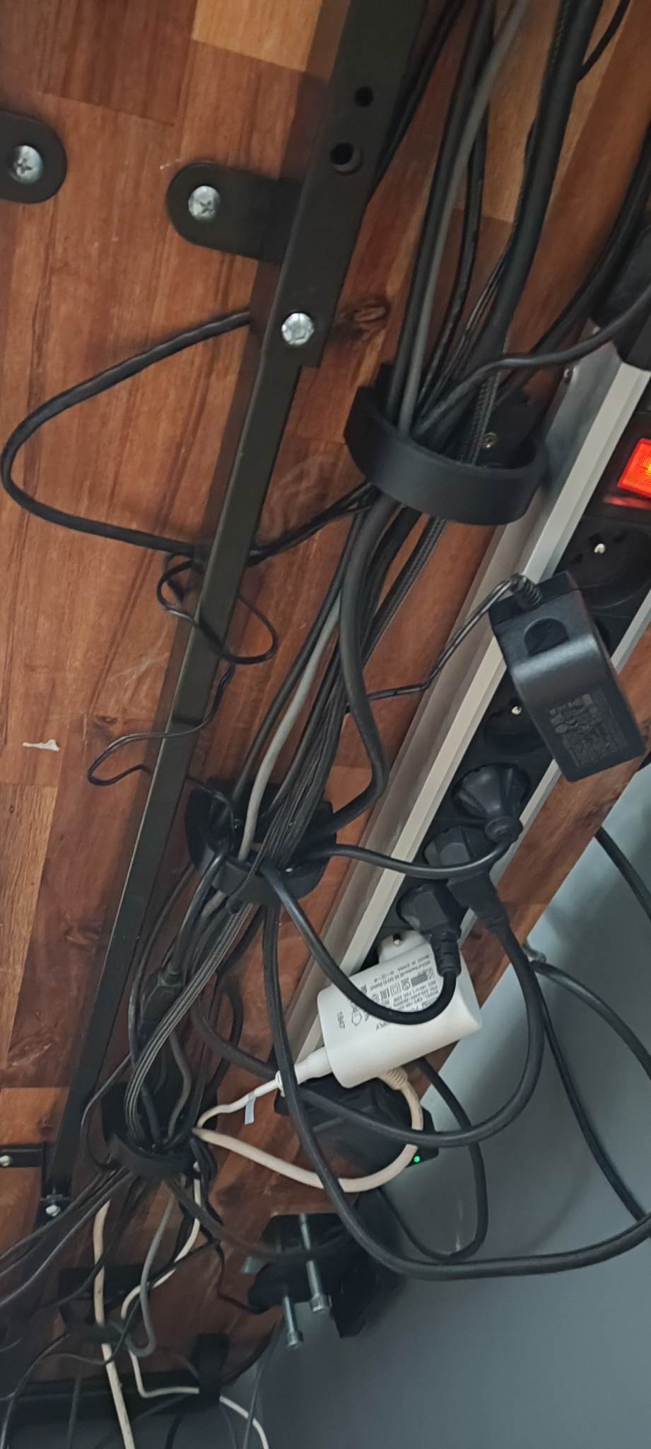 Desktop cable organizer