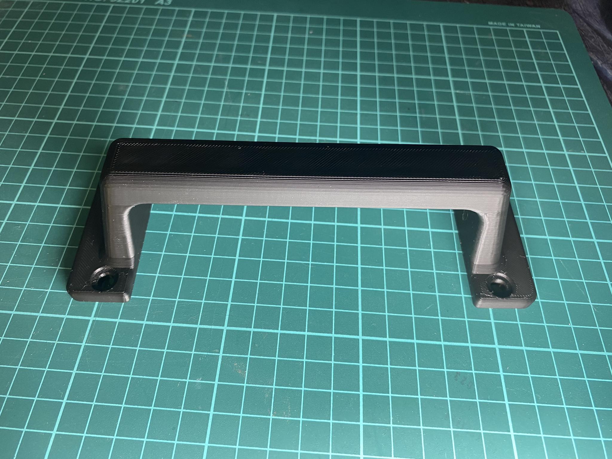 Simple handle for garage door