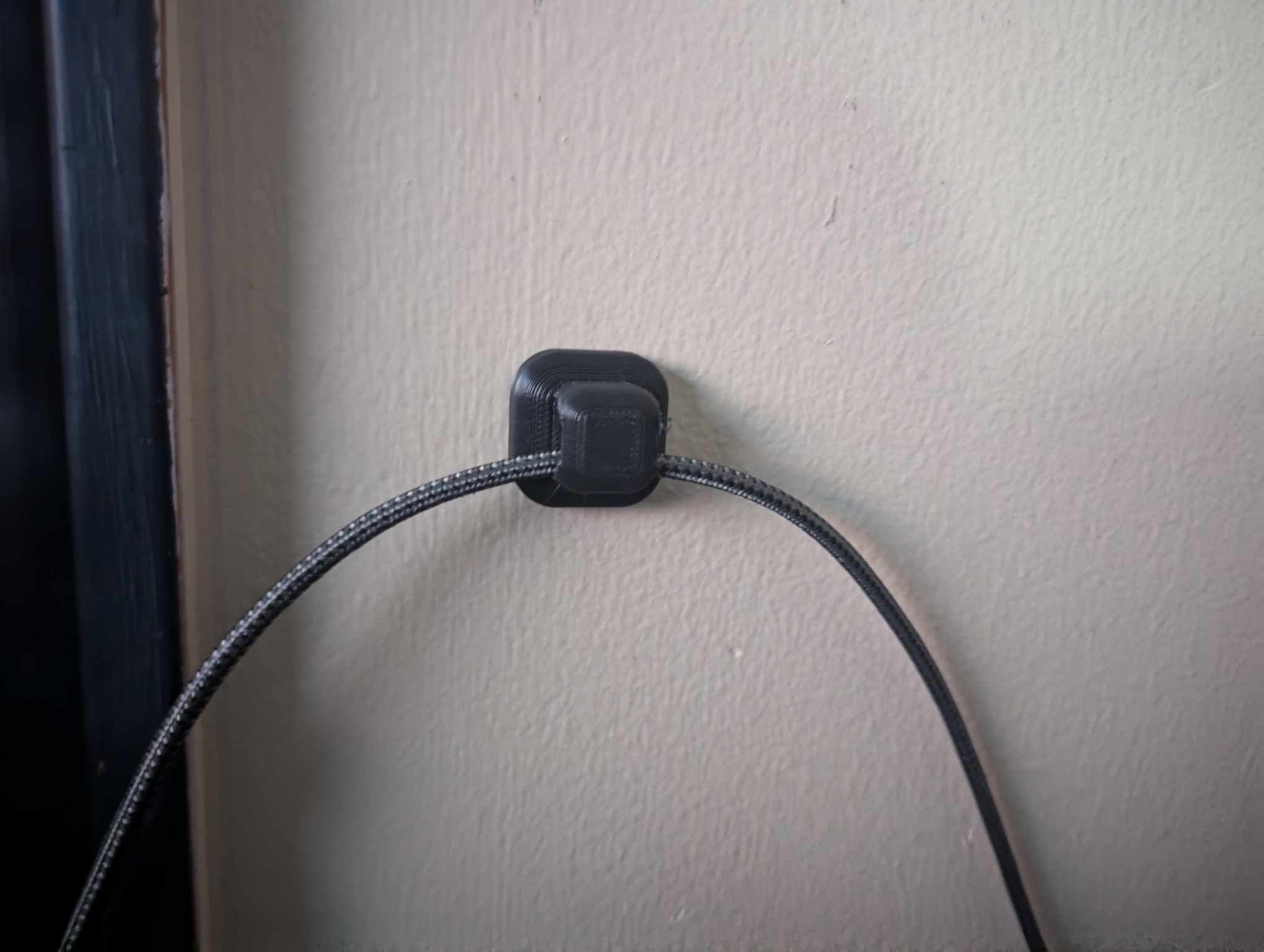 Discreet Cable Holder for Surface Mounting