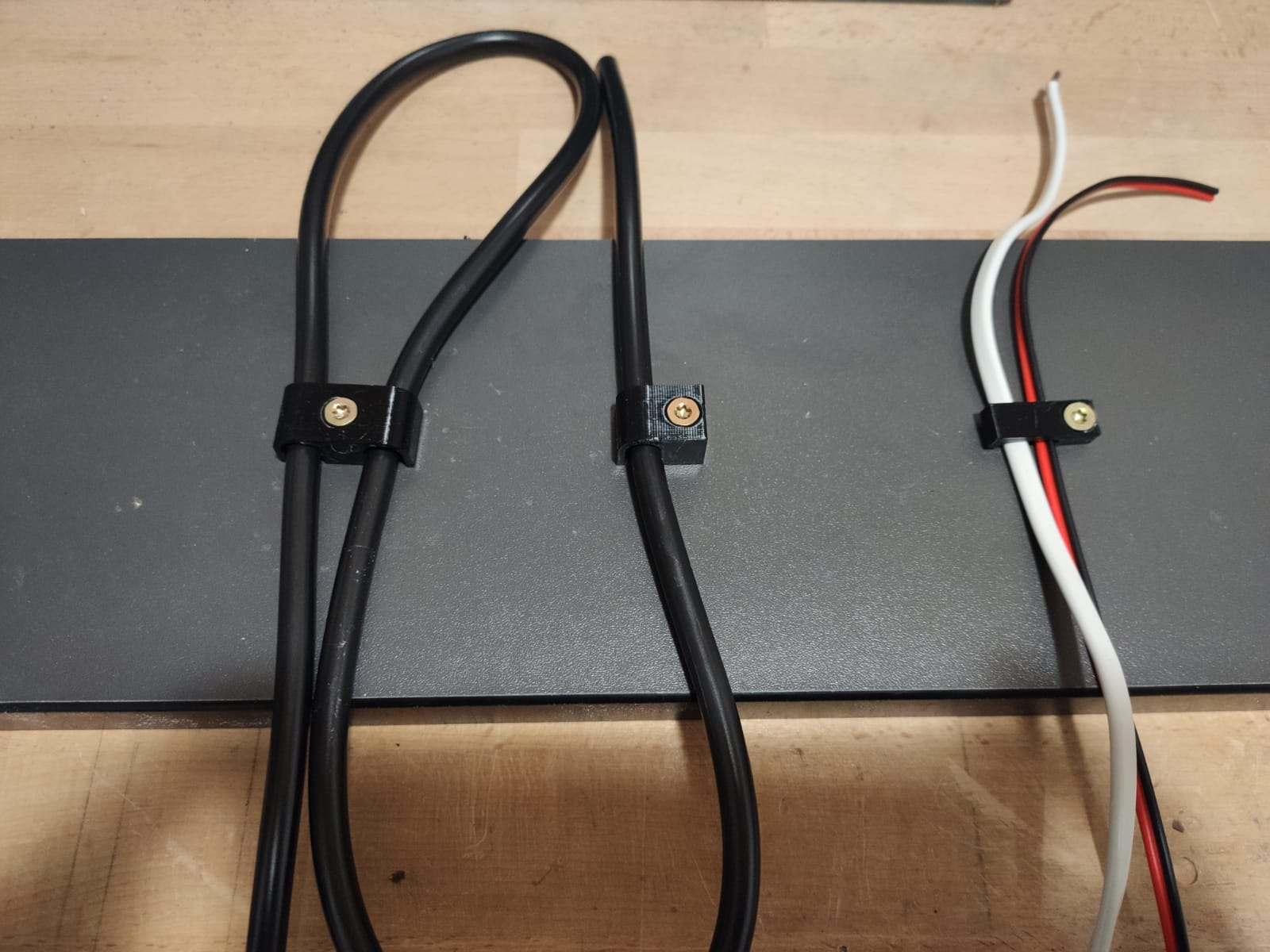 Cable clamp for efficient cable organisation