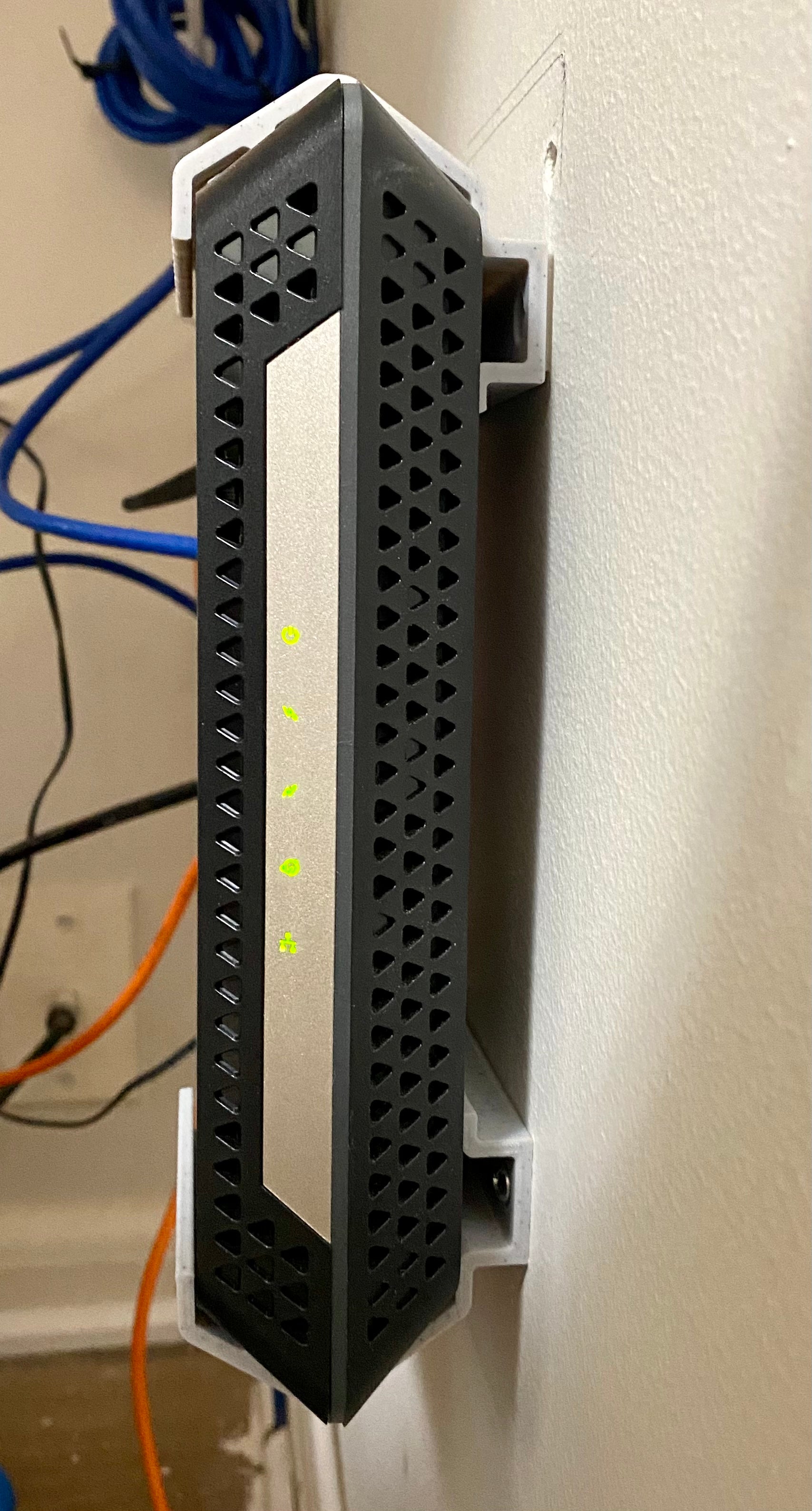 Netgear CM600 / CM1000 Wall Mount – Optimise Your Network Setup