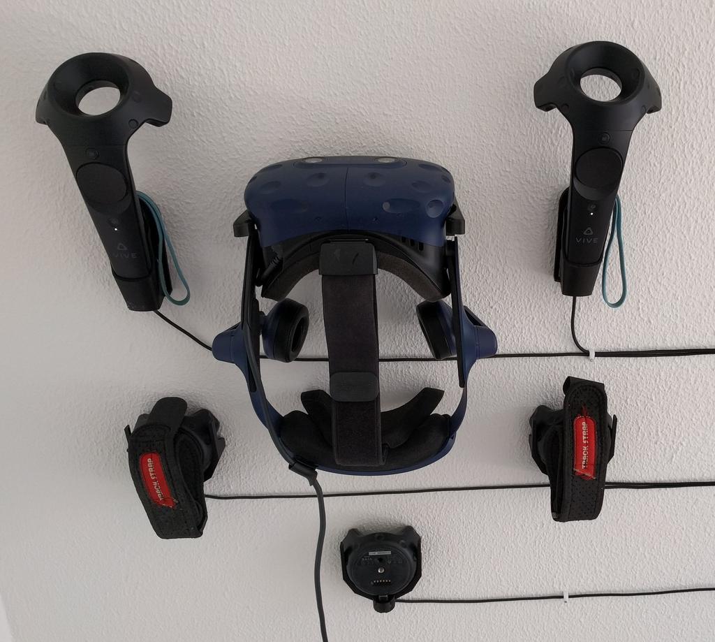 Wall mount and charger for Vive Tracker