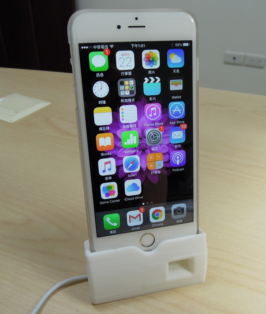 iPhone6 and 6 Plus charging dock with speaker horn and adjustable cable routing