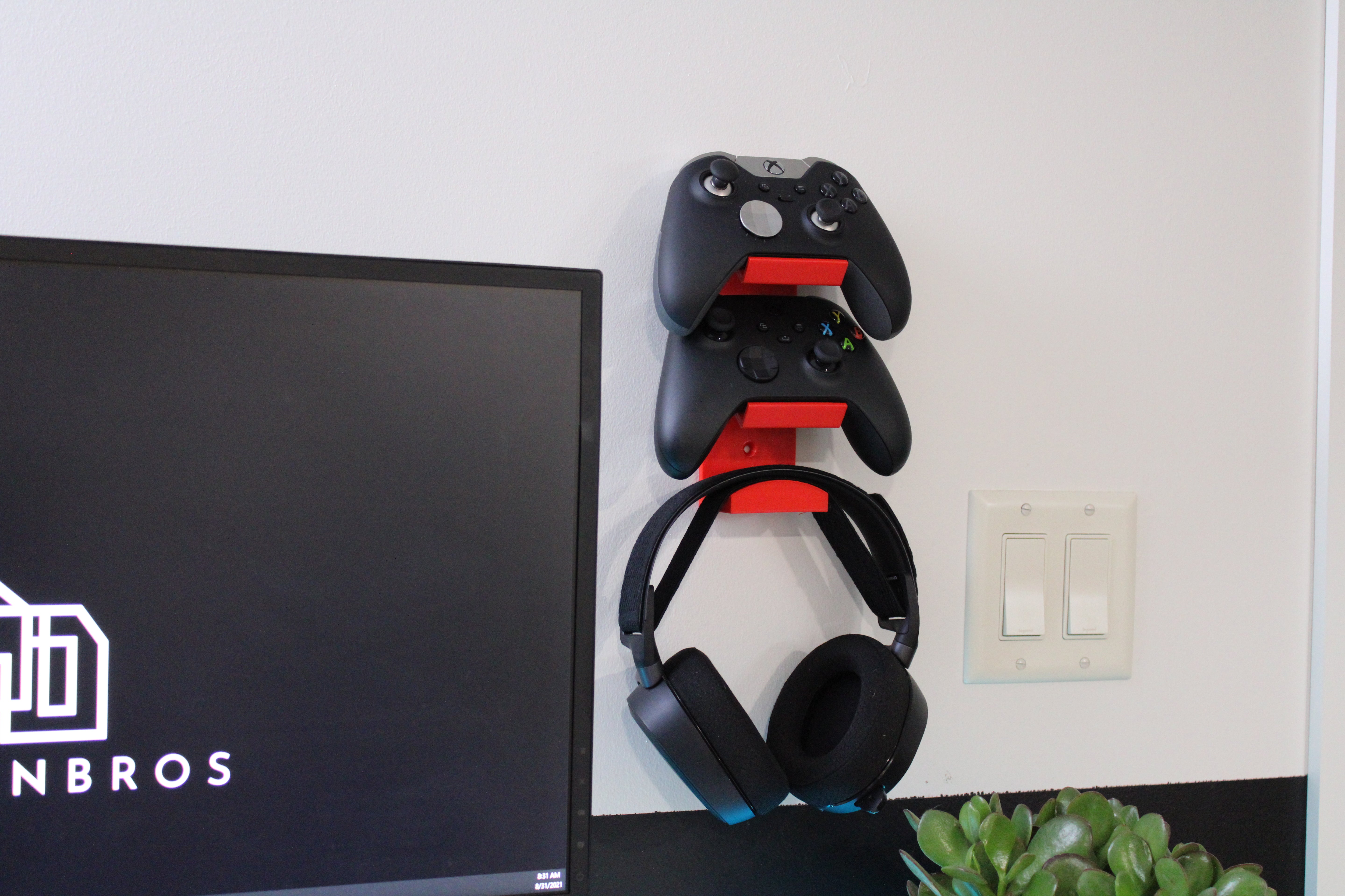Wall mount for 2 Gaming Controllers and Headset