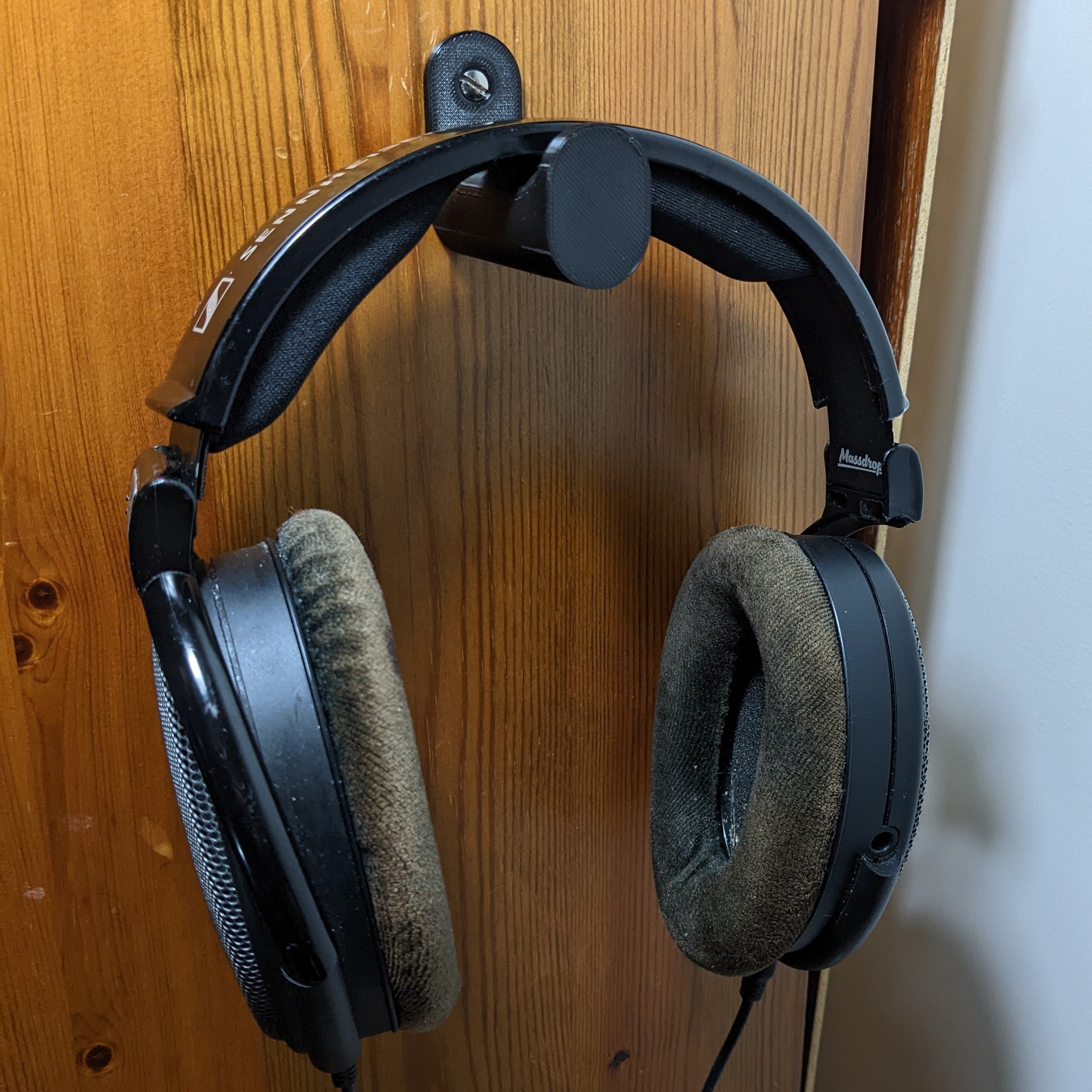 Wall Mounted Headphone Holder – Compact Design