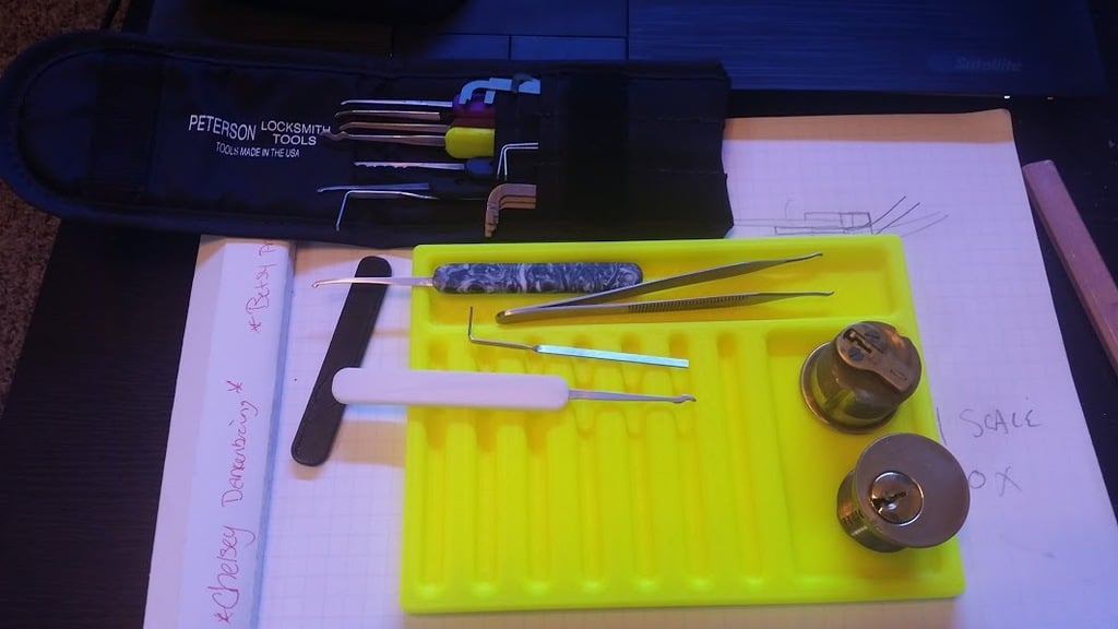 Organiser tray for locking pins