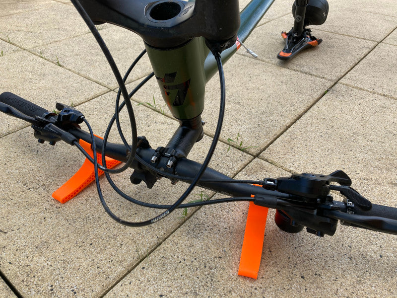 Bike repair stand for handlebars