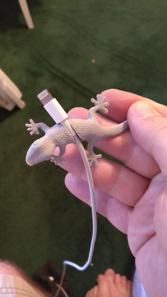Gecko Wire Holder - Practical cable holder in Gecko design