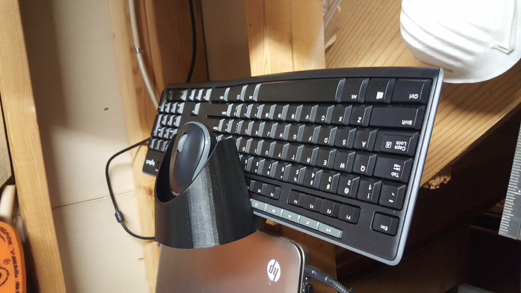 Wall mountable stand for keyboard and mouse