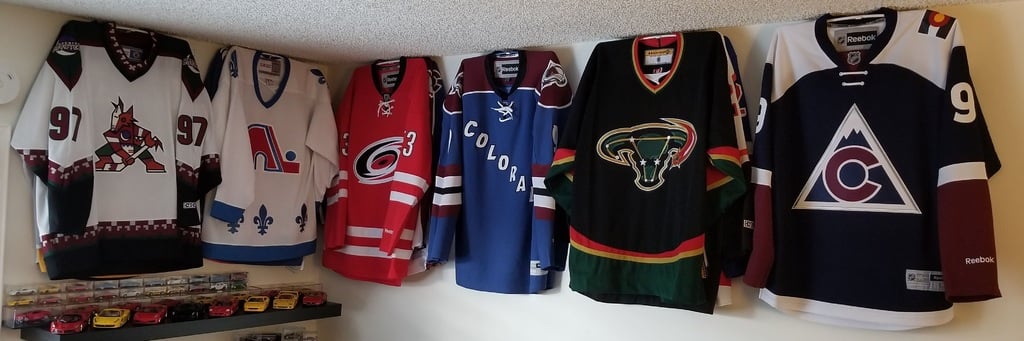 Vægbeslag til 4 Hockeytrøjer