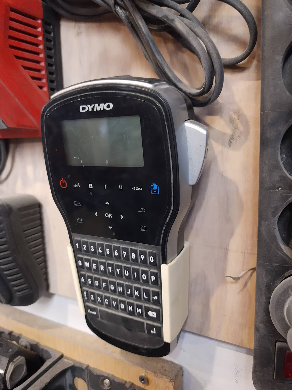 Wall-mounted holder for DYMO LabelManager 280