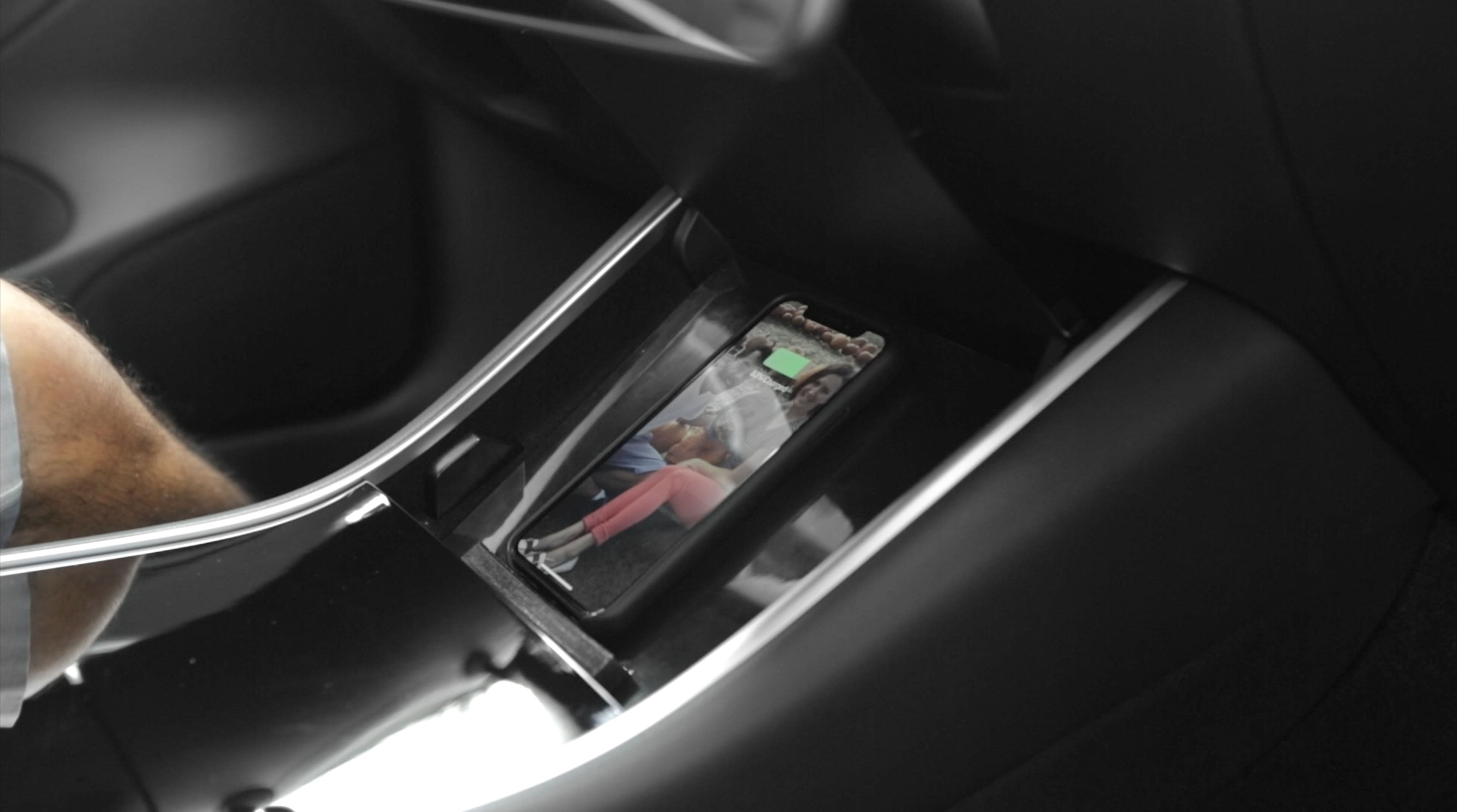 Wireless Qi charger for Tesla Model 3