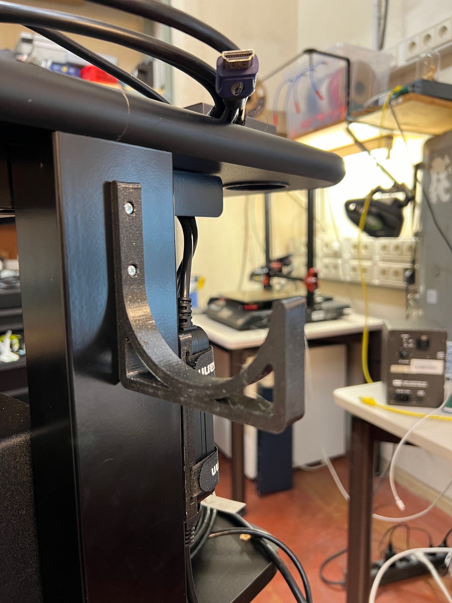 Robust Cable Hook