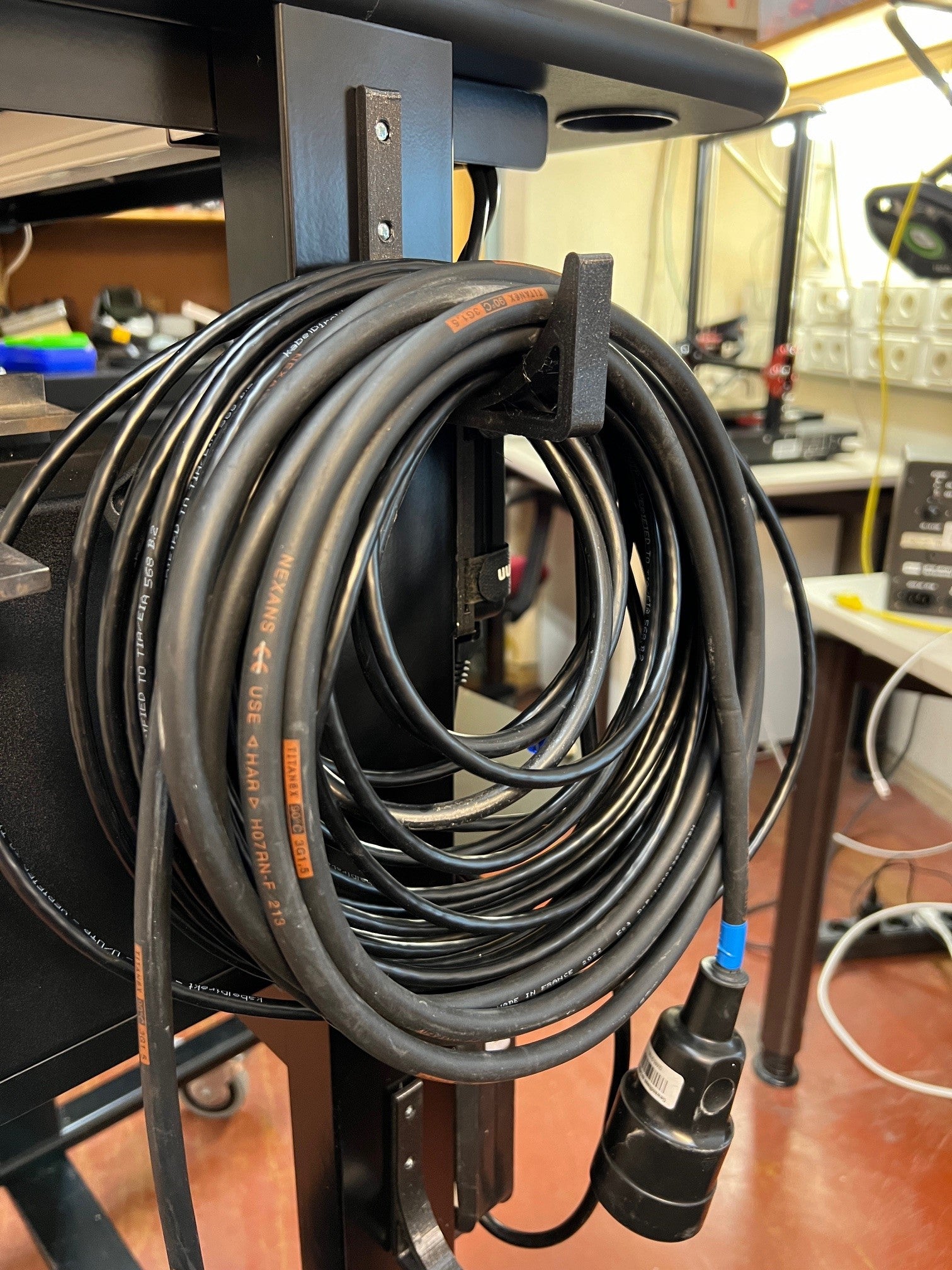 Robust Cable Hook