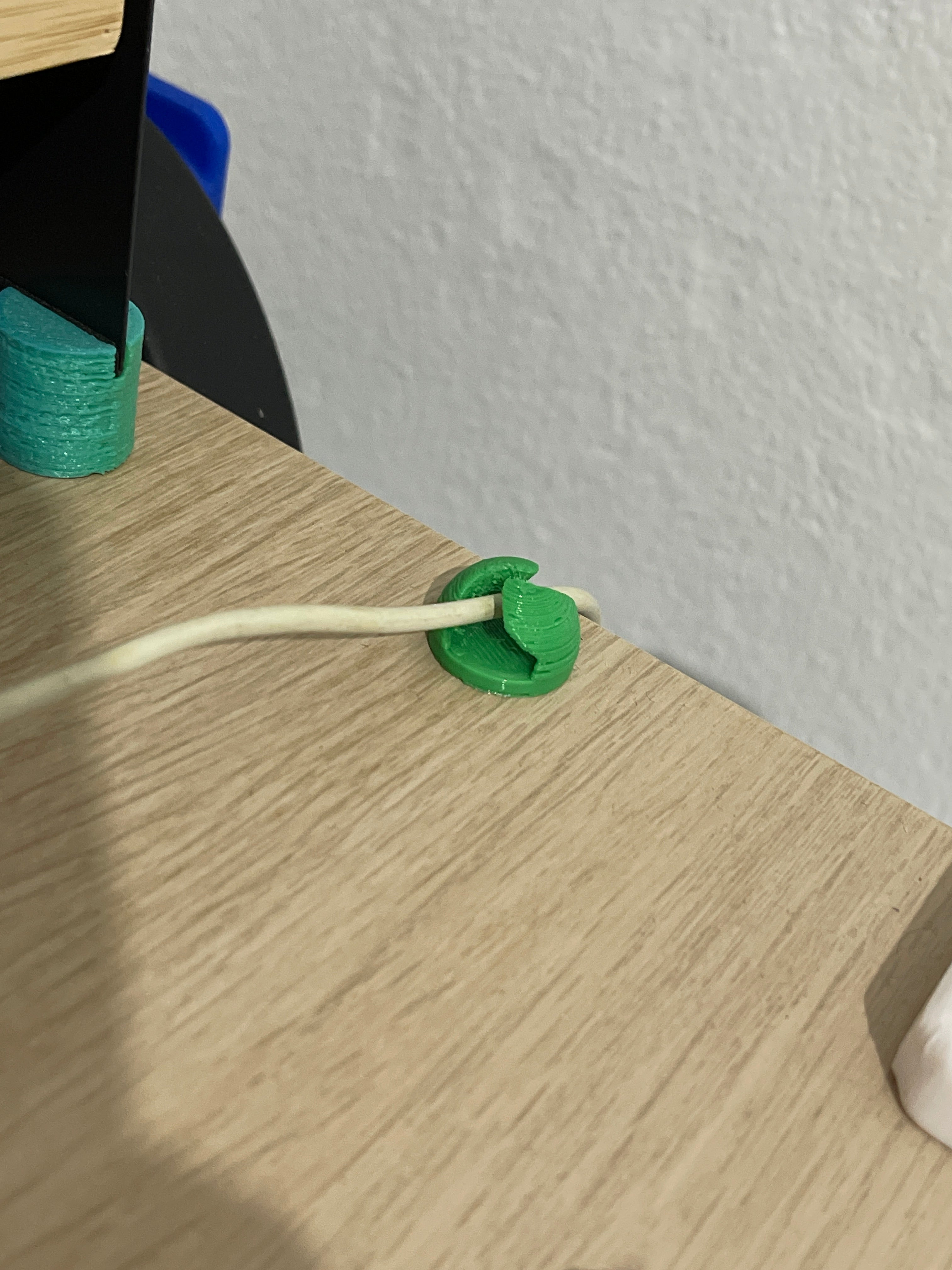 Sujeita Cables - Cable holder for desk
