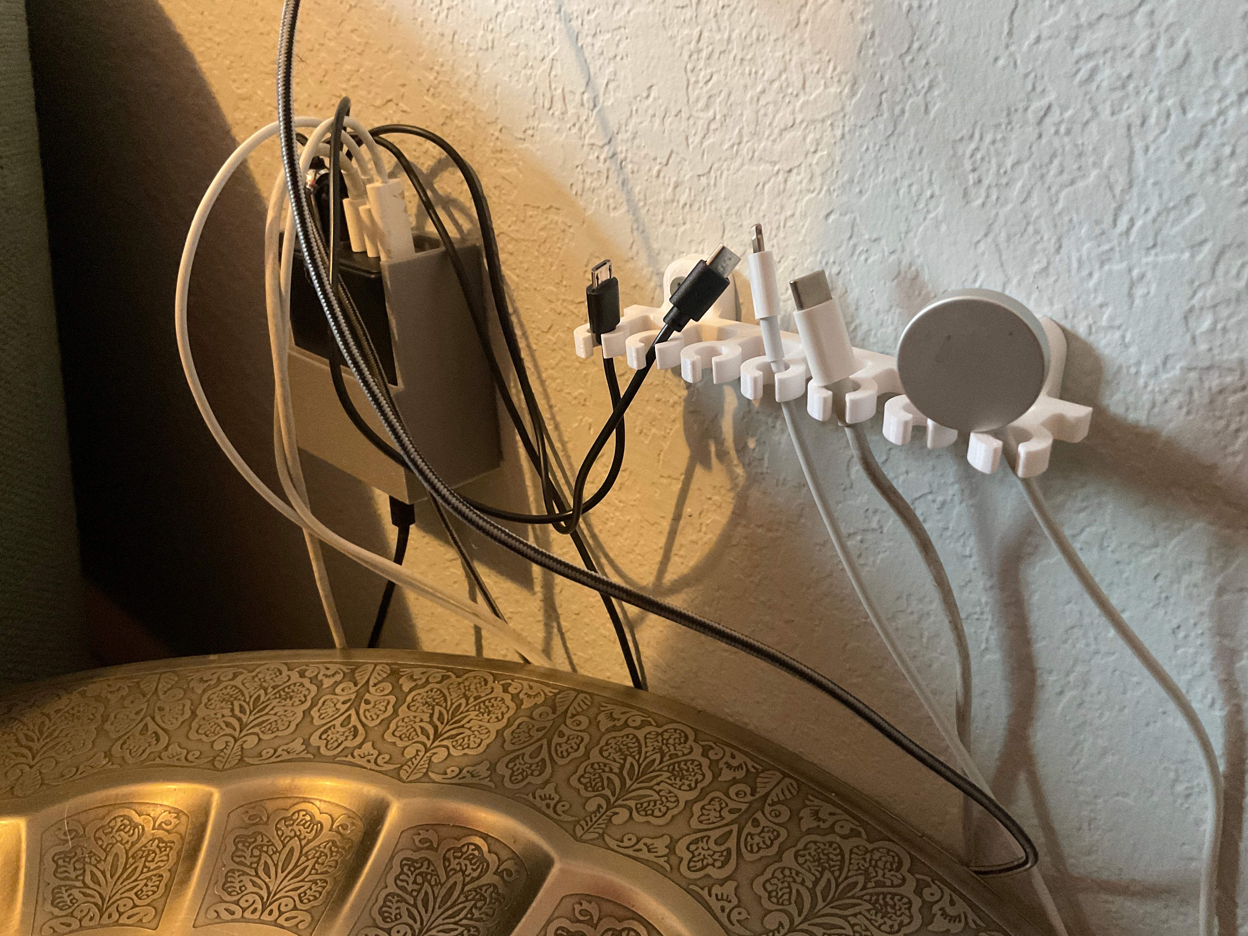 USB Cable Holder - Practical and Spacious