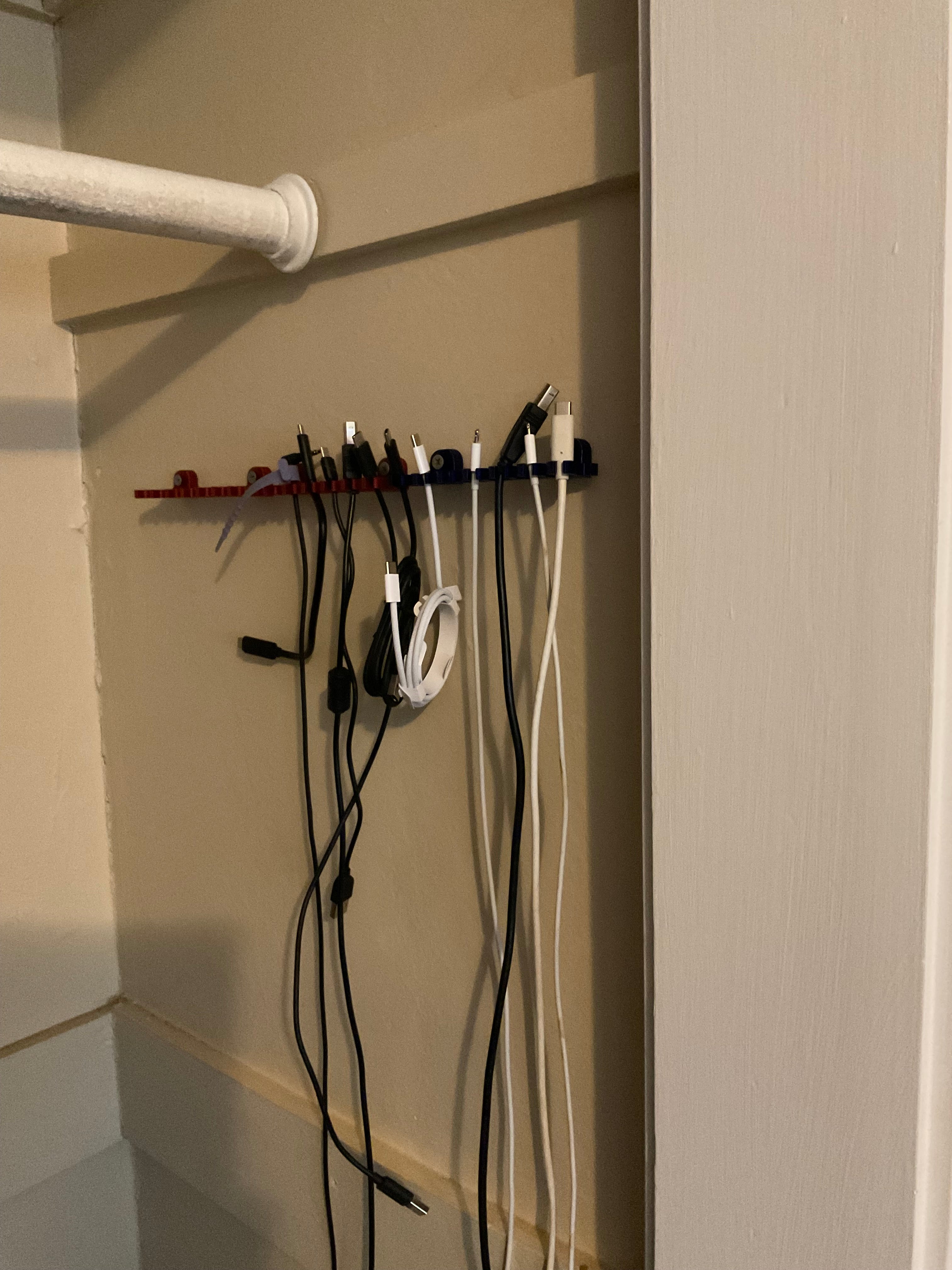 USB Cable Holder - Practical and Spacious