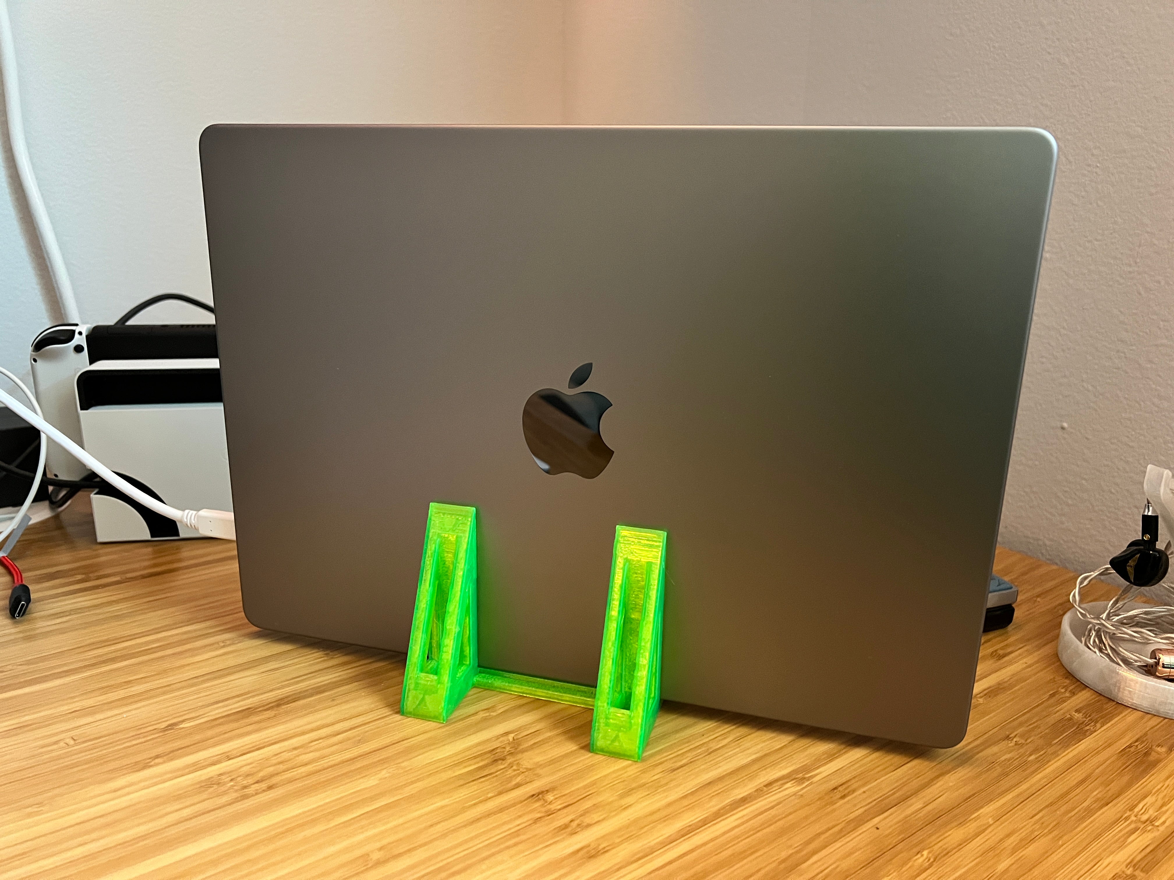 Vertical stand for Macbook Pro 14'