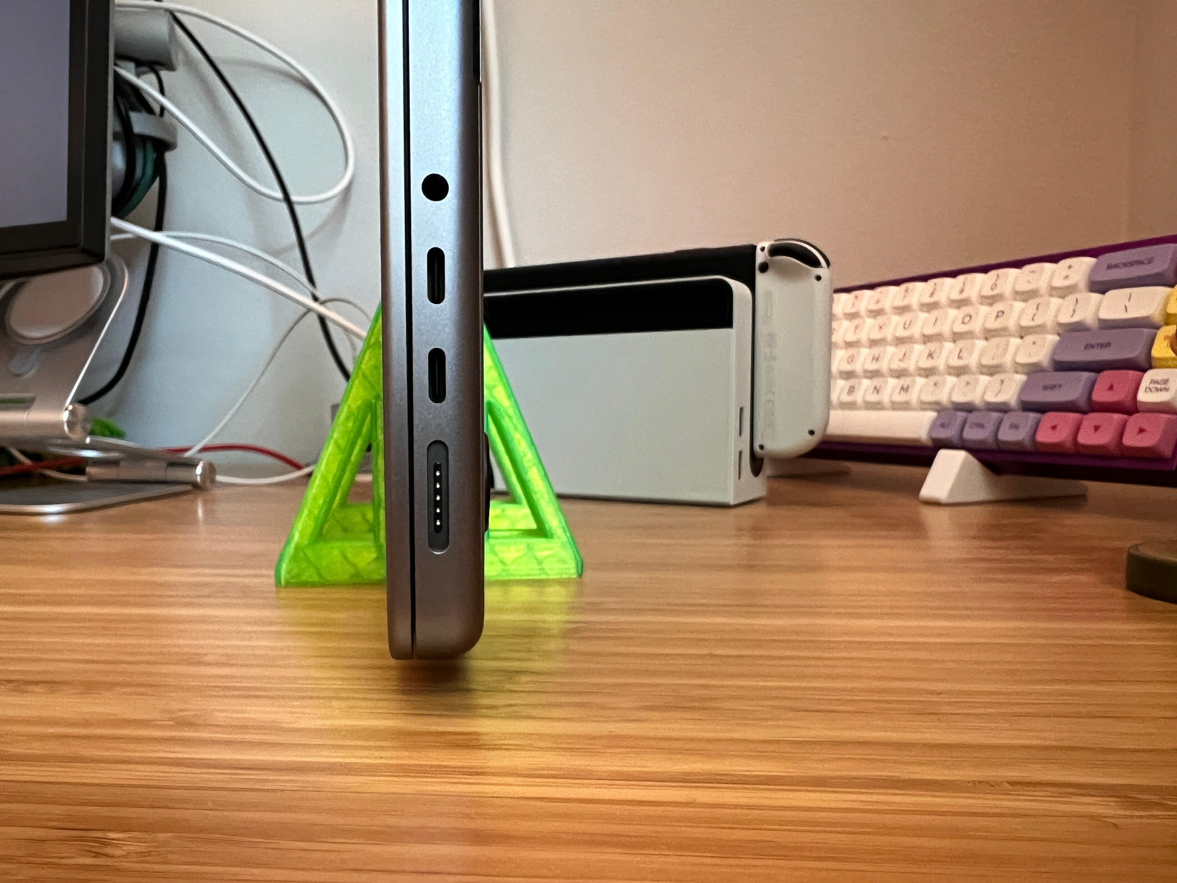 Vertical stand for Macbook Pro 14'