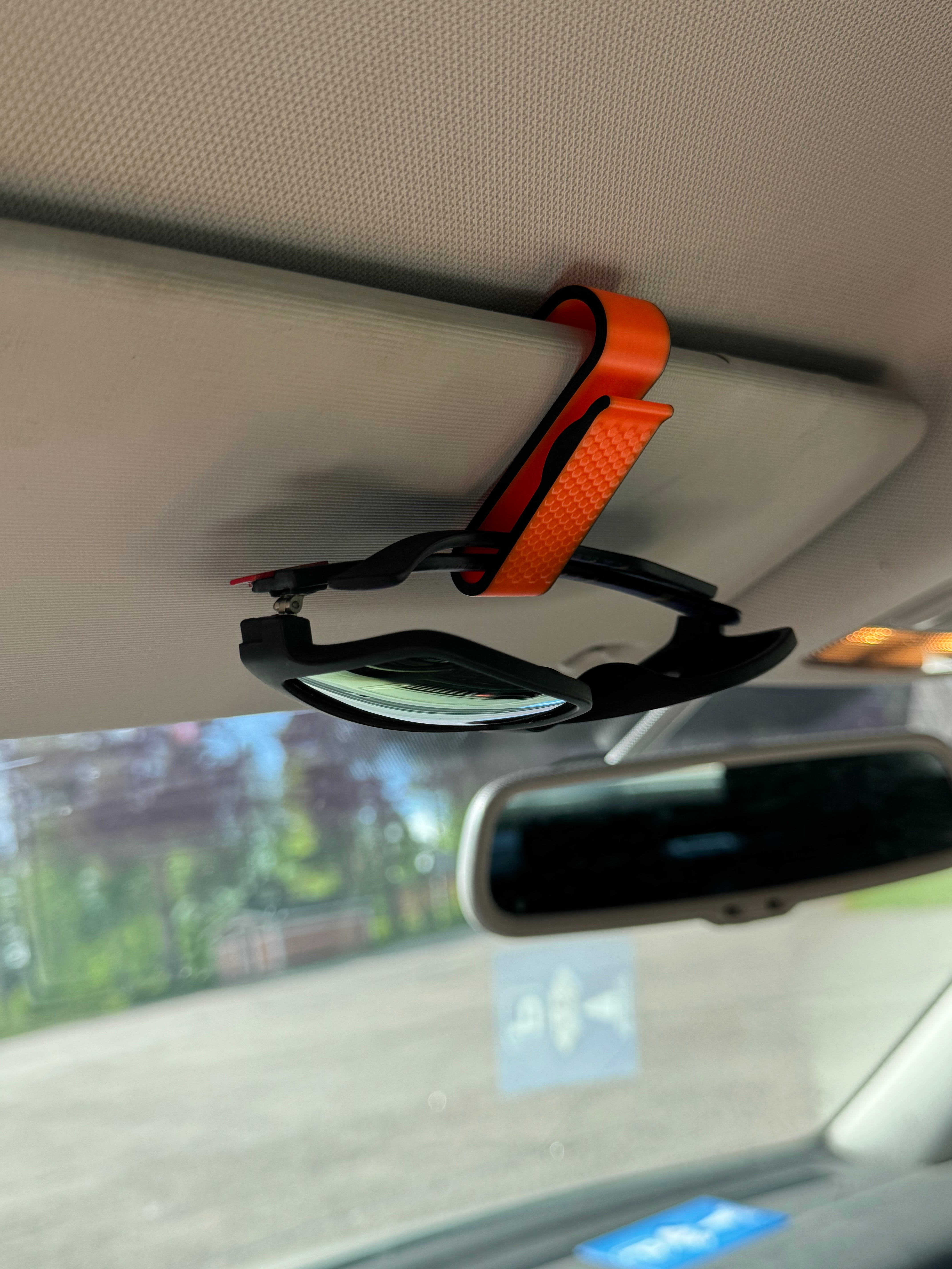 Sunglasses clip for sunshade