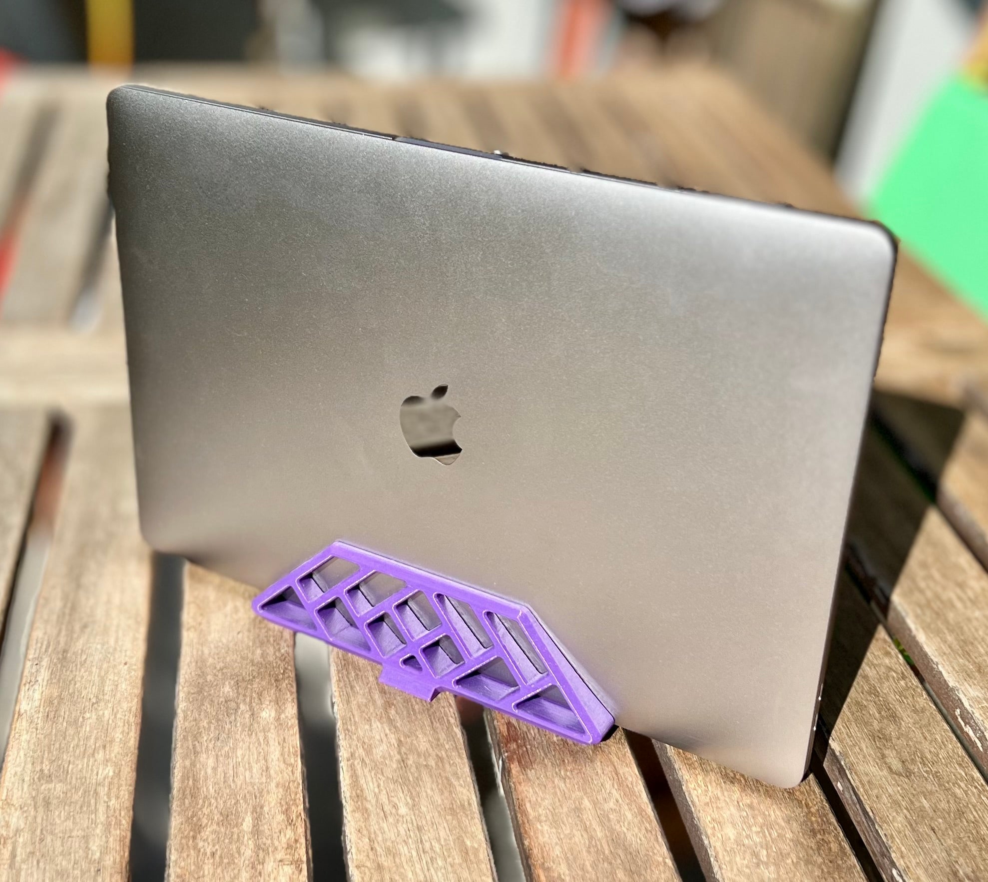 Vertical Desk Stand for MacBook Pro (TouchBar) in Clamshell Mode