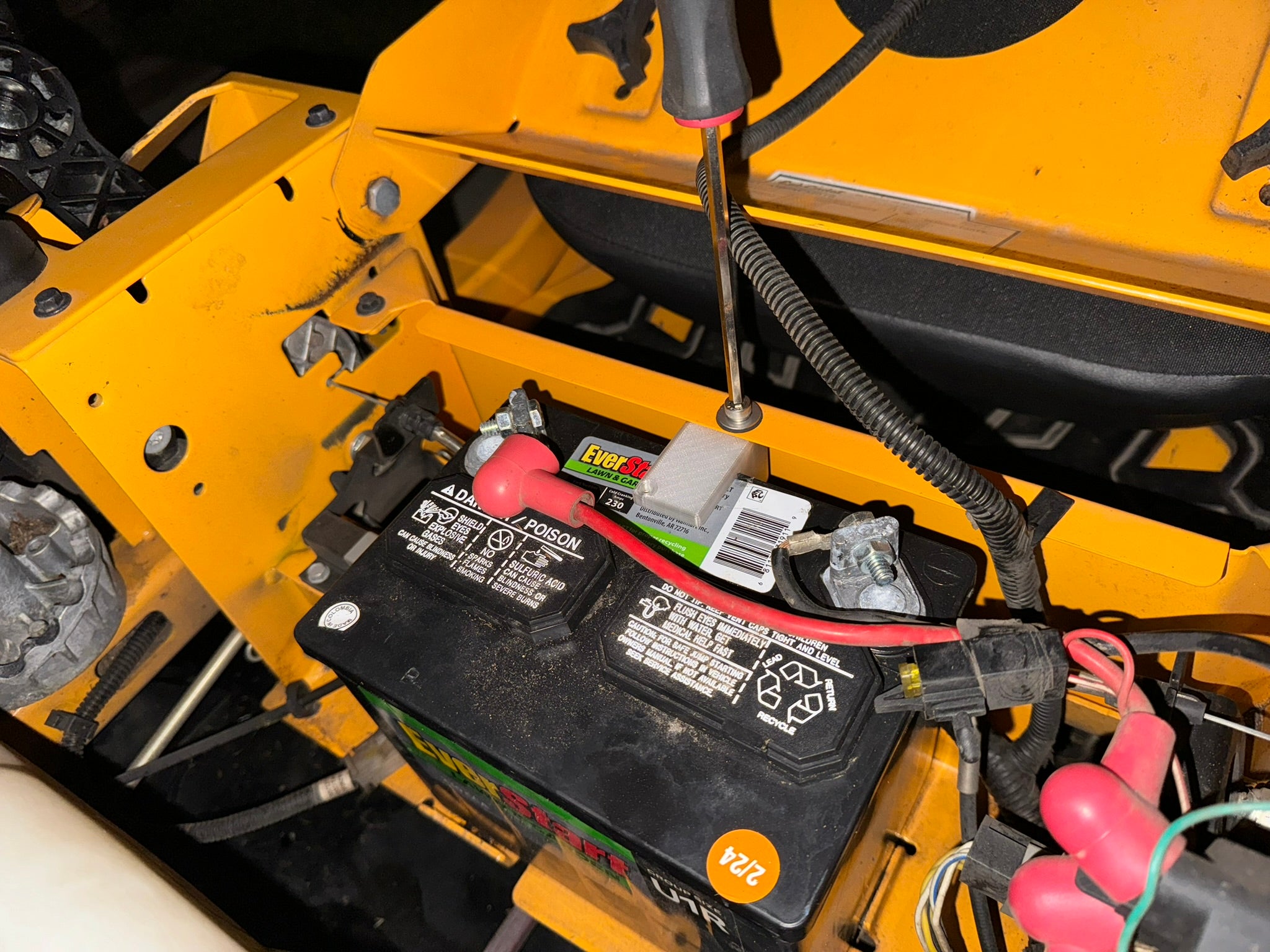 Sikker Batteriholder med Cam Lock til Cub Cadet ZT1+ZT2 Plæneklipper