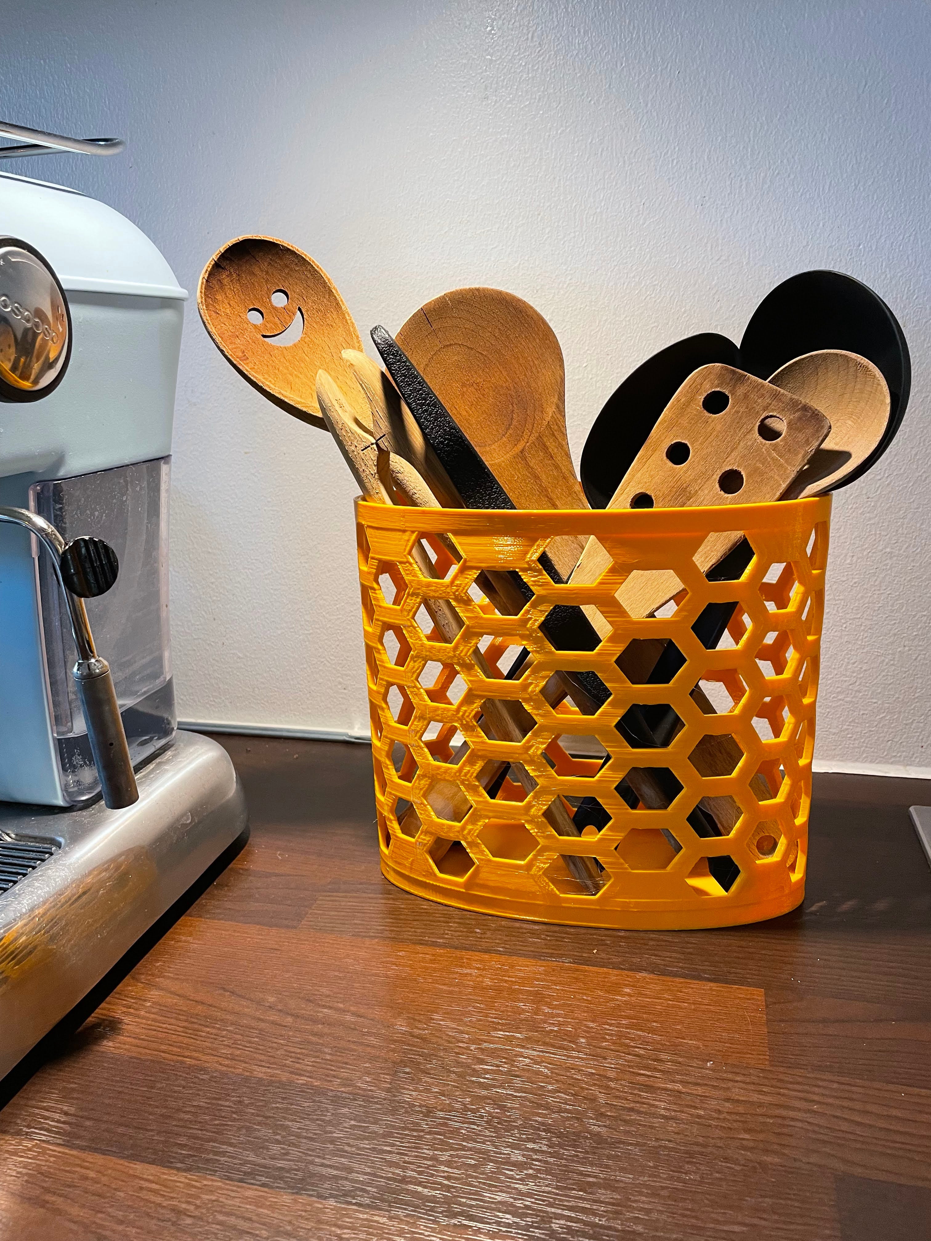 Kitchen utensil holder in sleek design