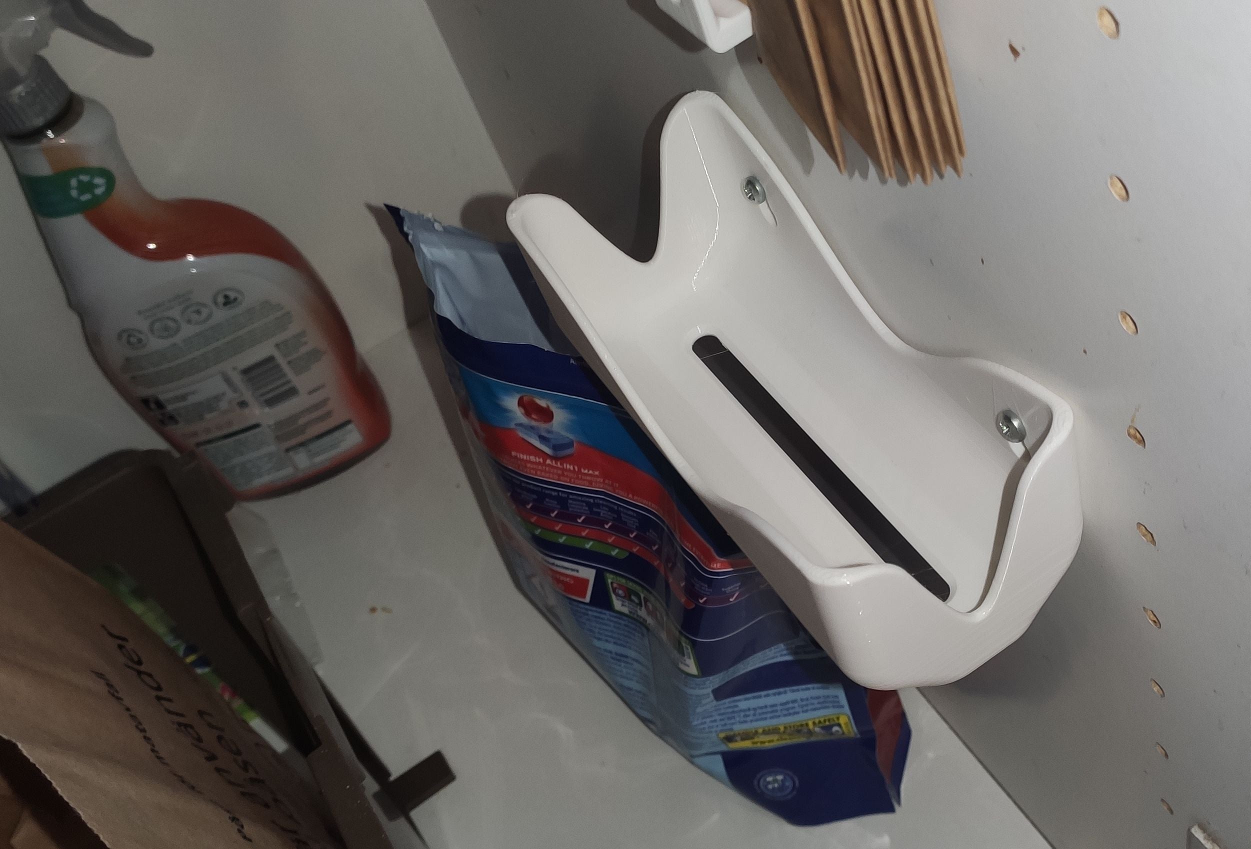 Wall-mounted bin bag holder