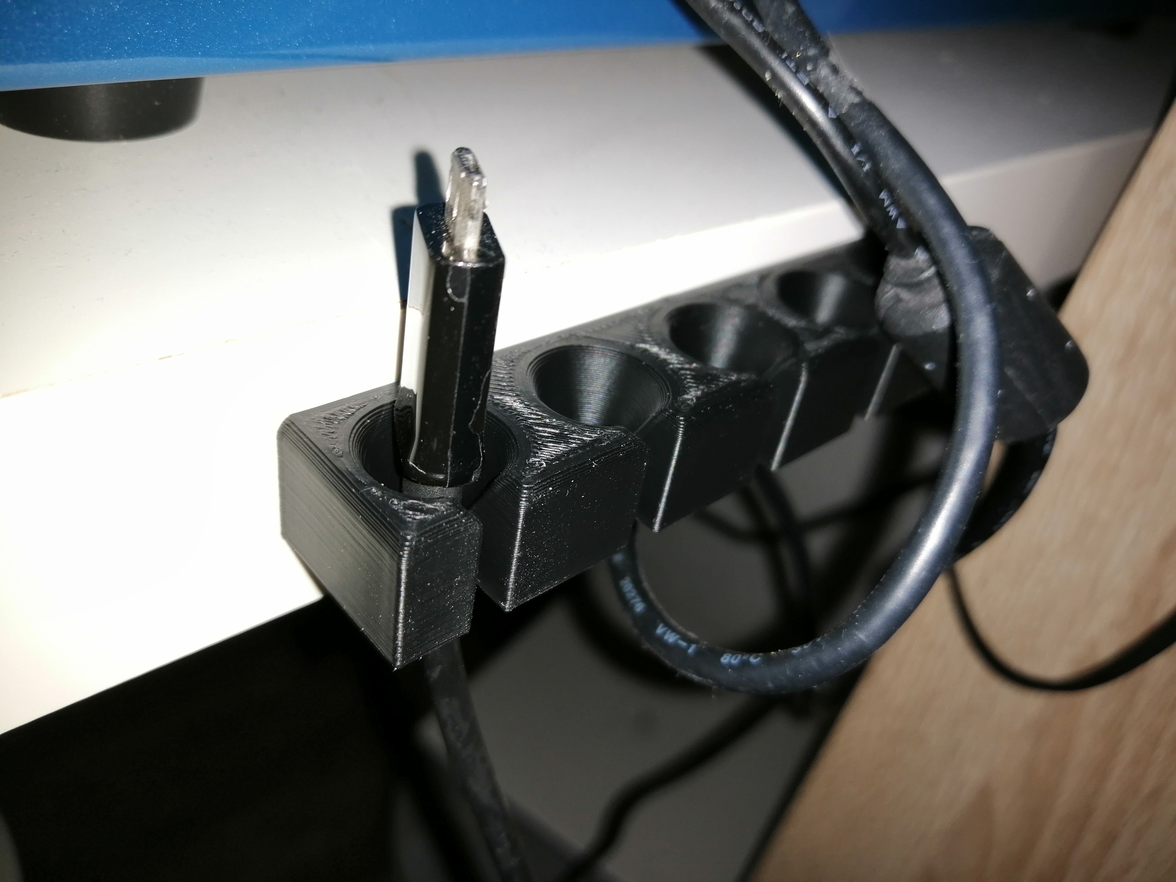 USB cable holder for organising cables
