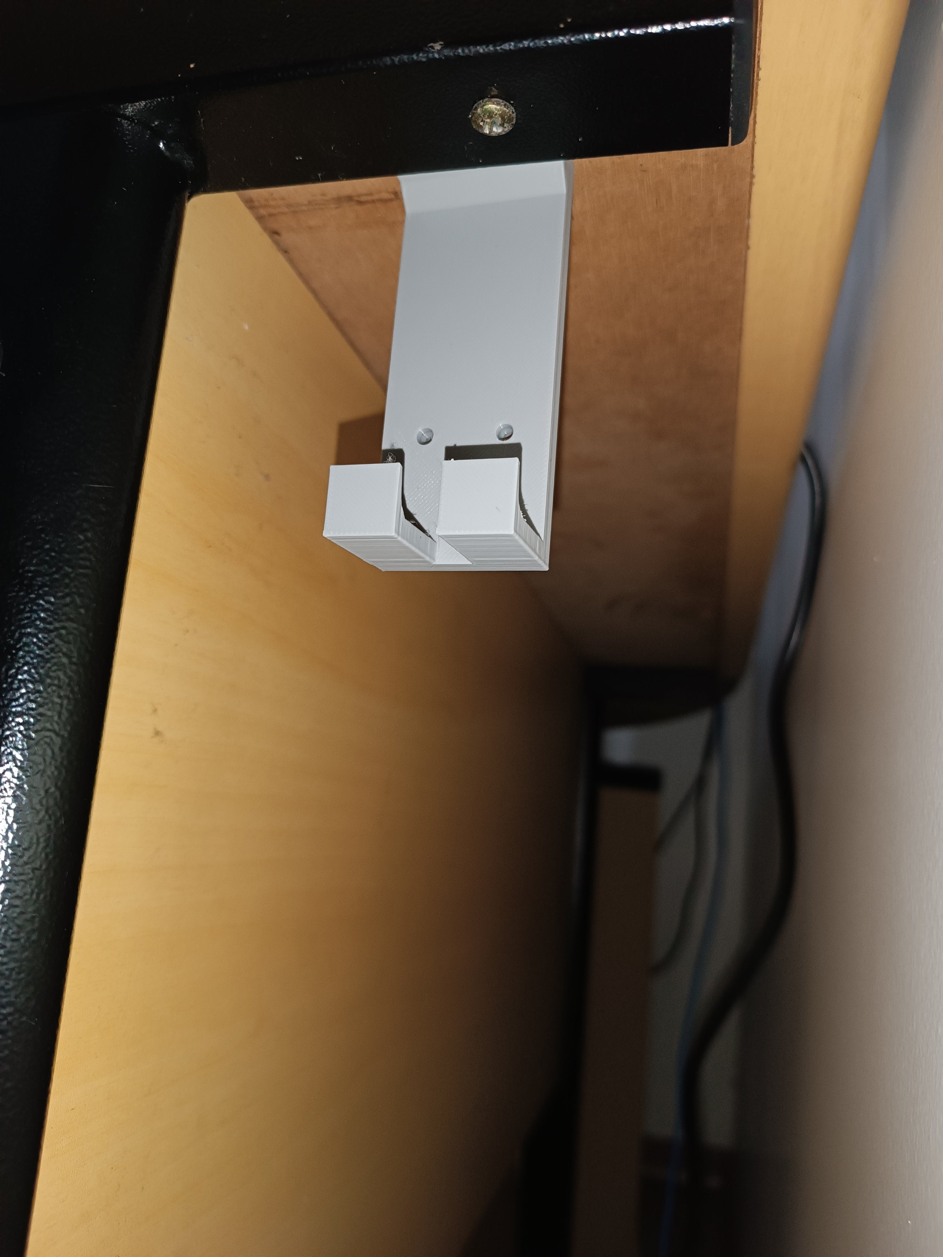 Power Cable Hanger - Keep your power plug organised