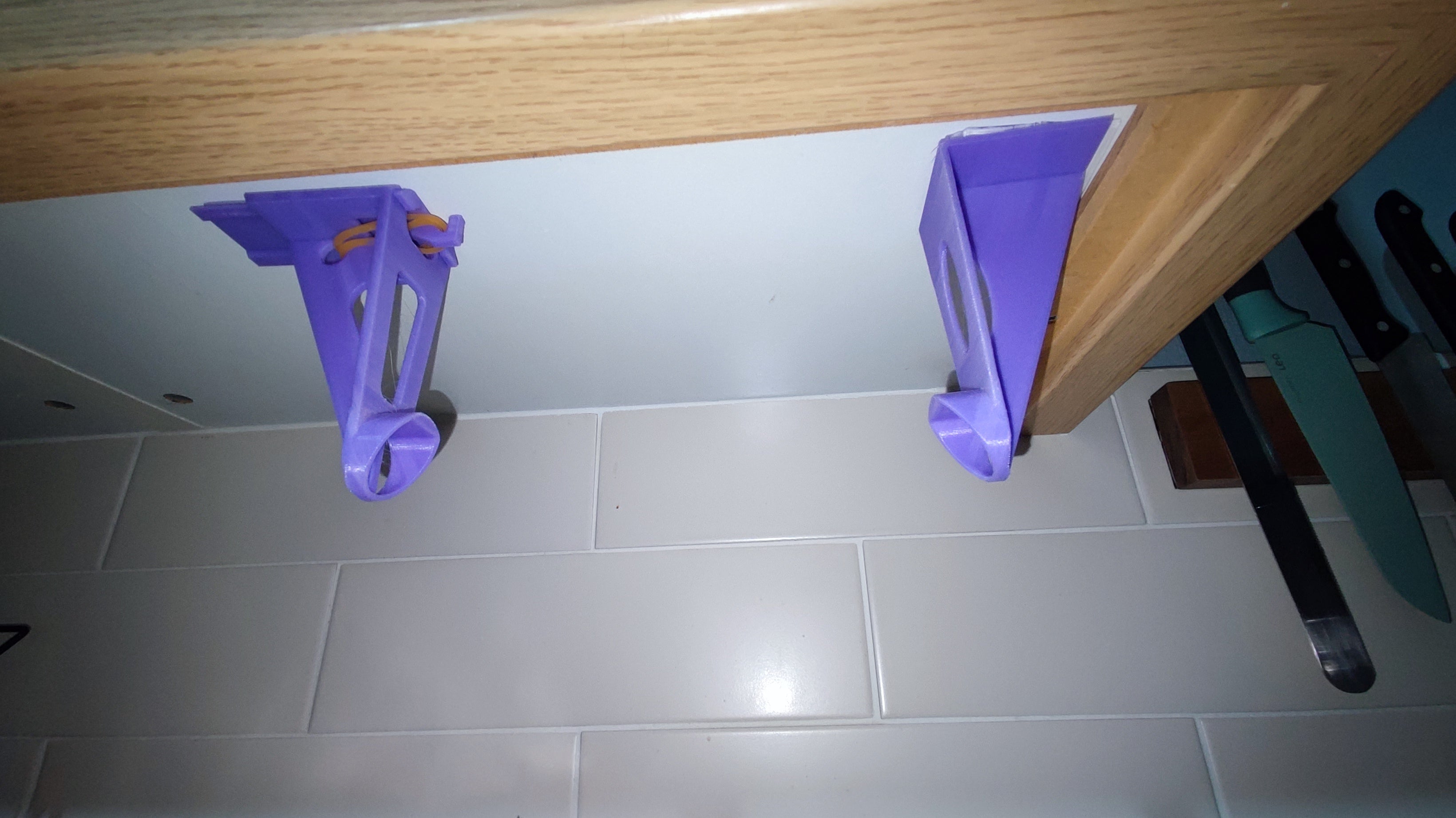 Paper towel holder with One-Handed Operation