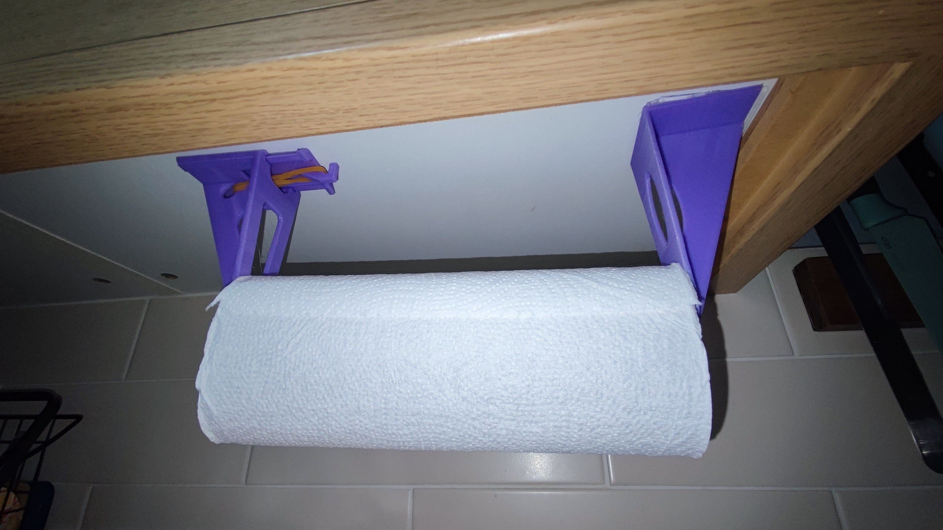 Paper towel holder with One-Handed Operation