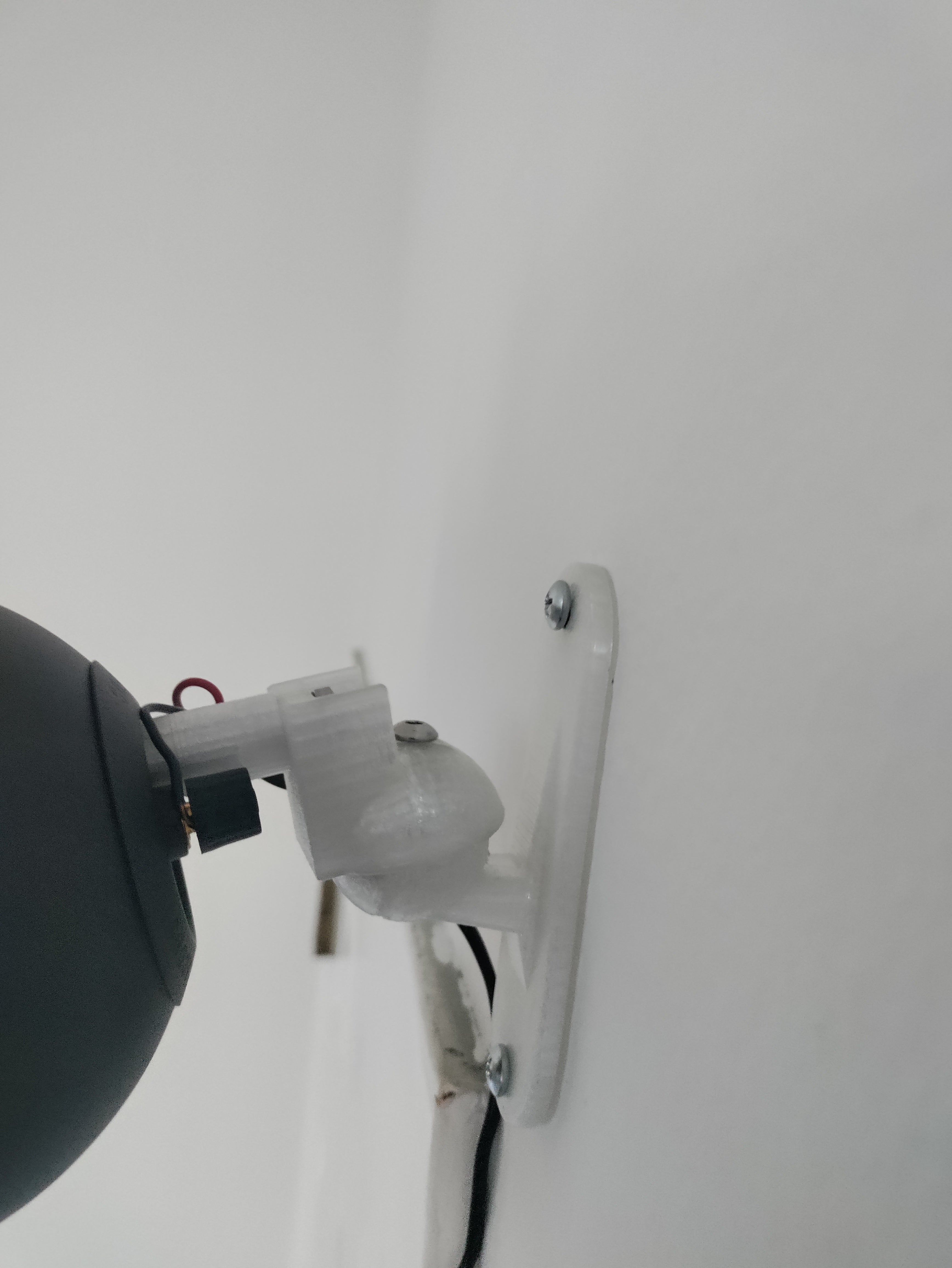 Wall mount for speakers with 1/4-20 screw thread