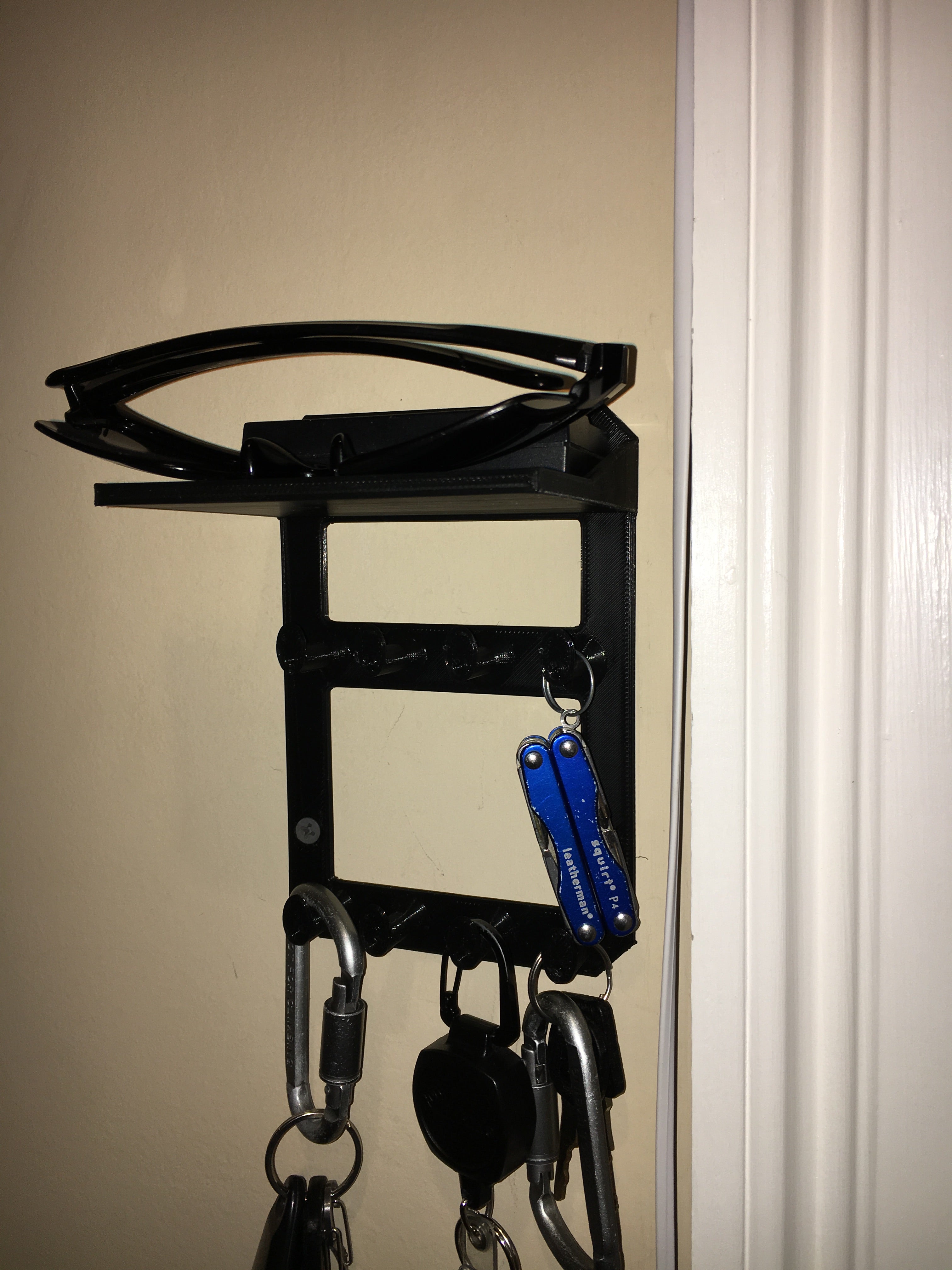Wall-mounted Shelf with Key Hooks