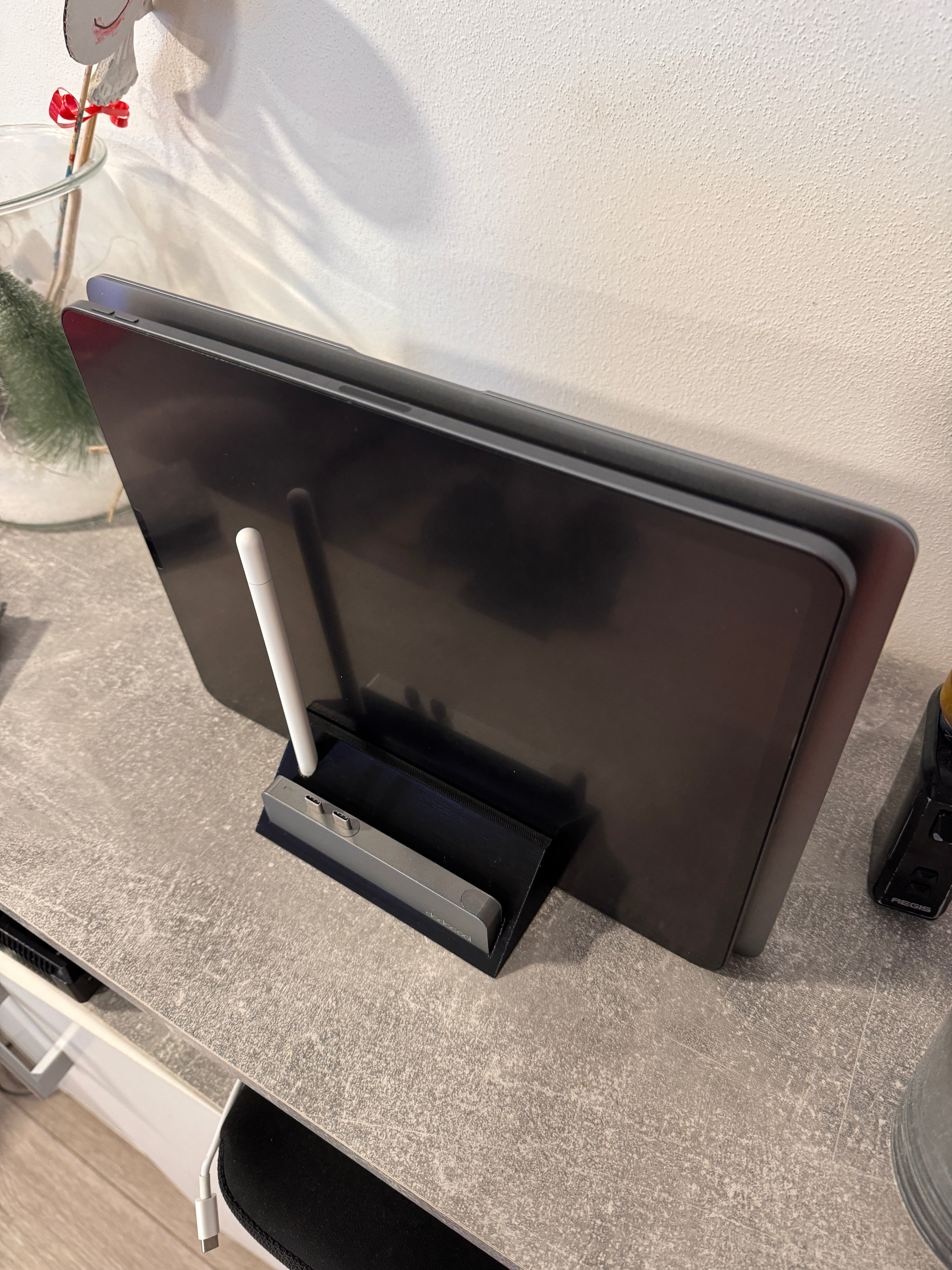 Holder til MacBook Air, iPad Pro, Apple Pencil og Port Replikator