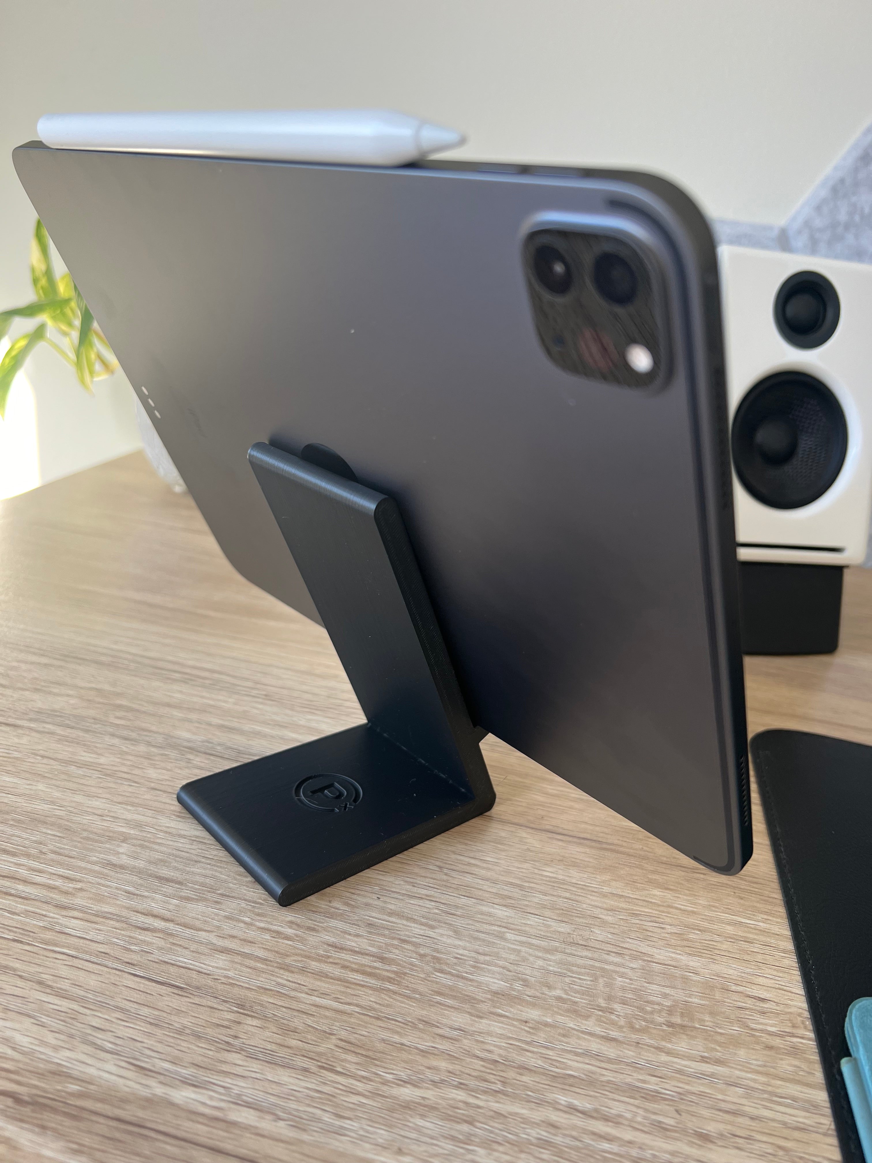 Single iPhone / iPad Stand